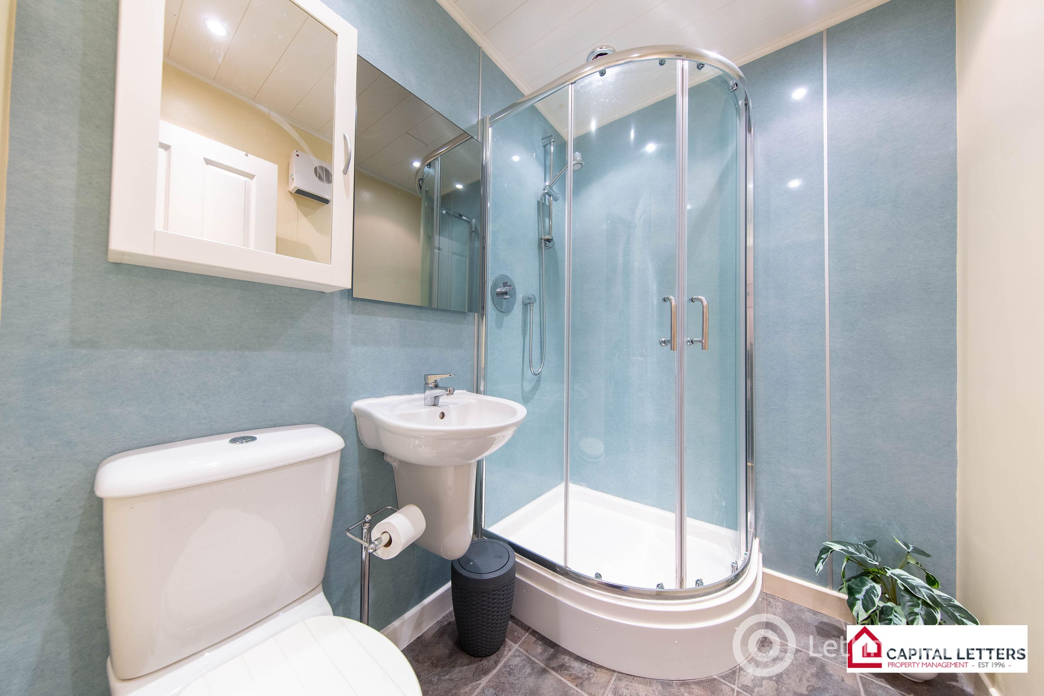 Property to rent in 5 1/L Urquhart Street