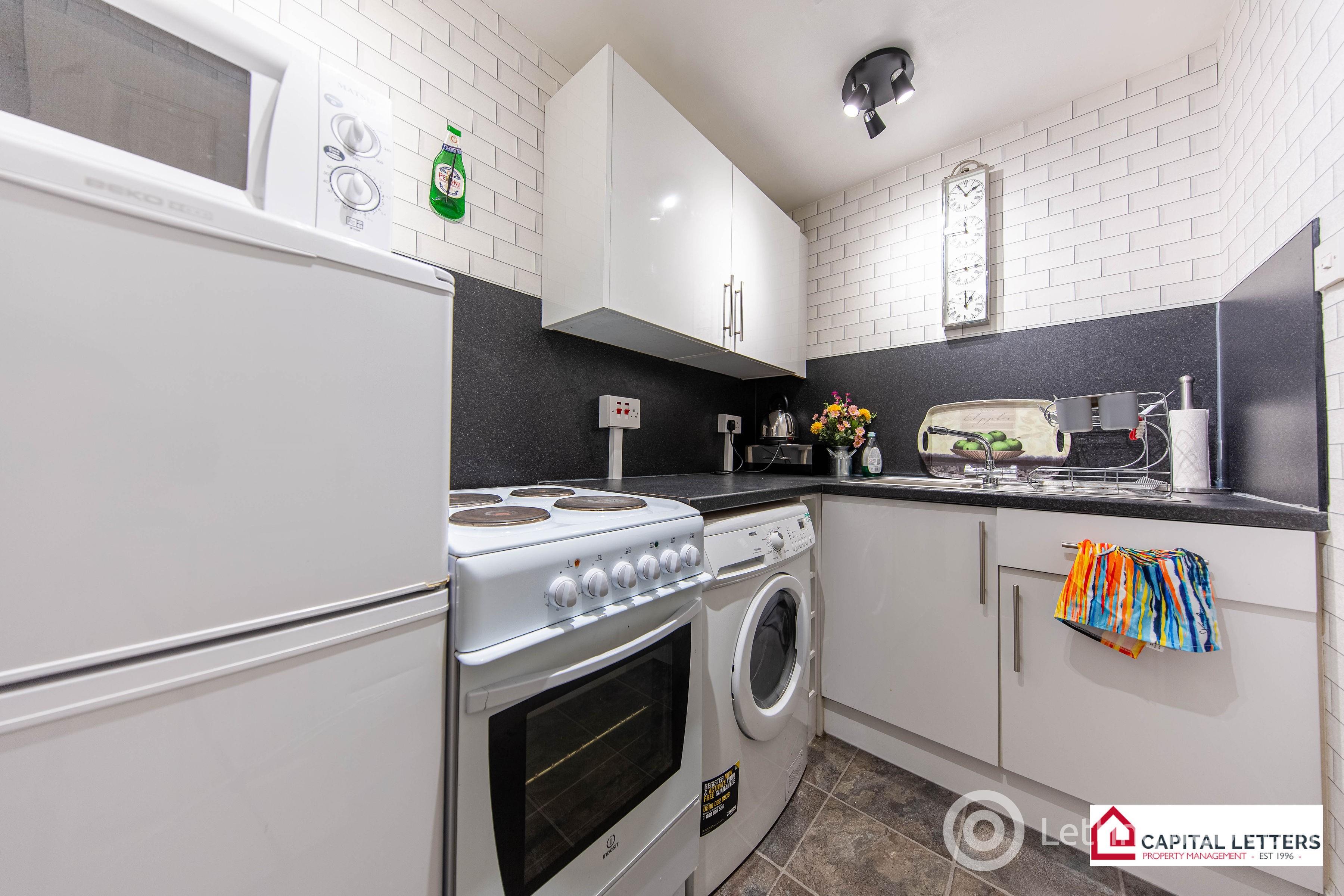 Property to rent in 5 1/L Urquhart Street
