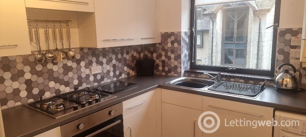 Property to rent in 15 Albert Den