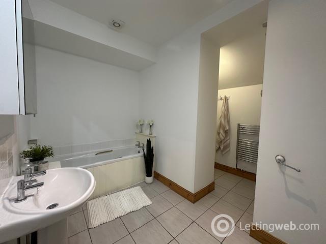 Property to rent in 10 Ashley Park South