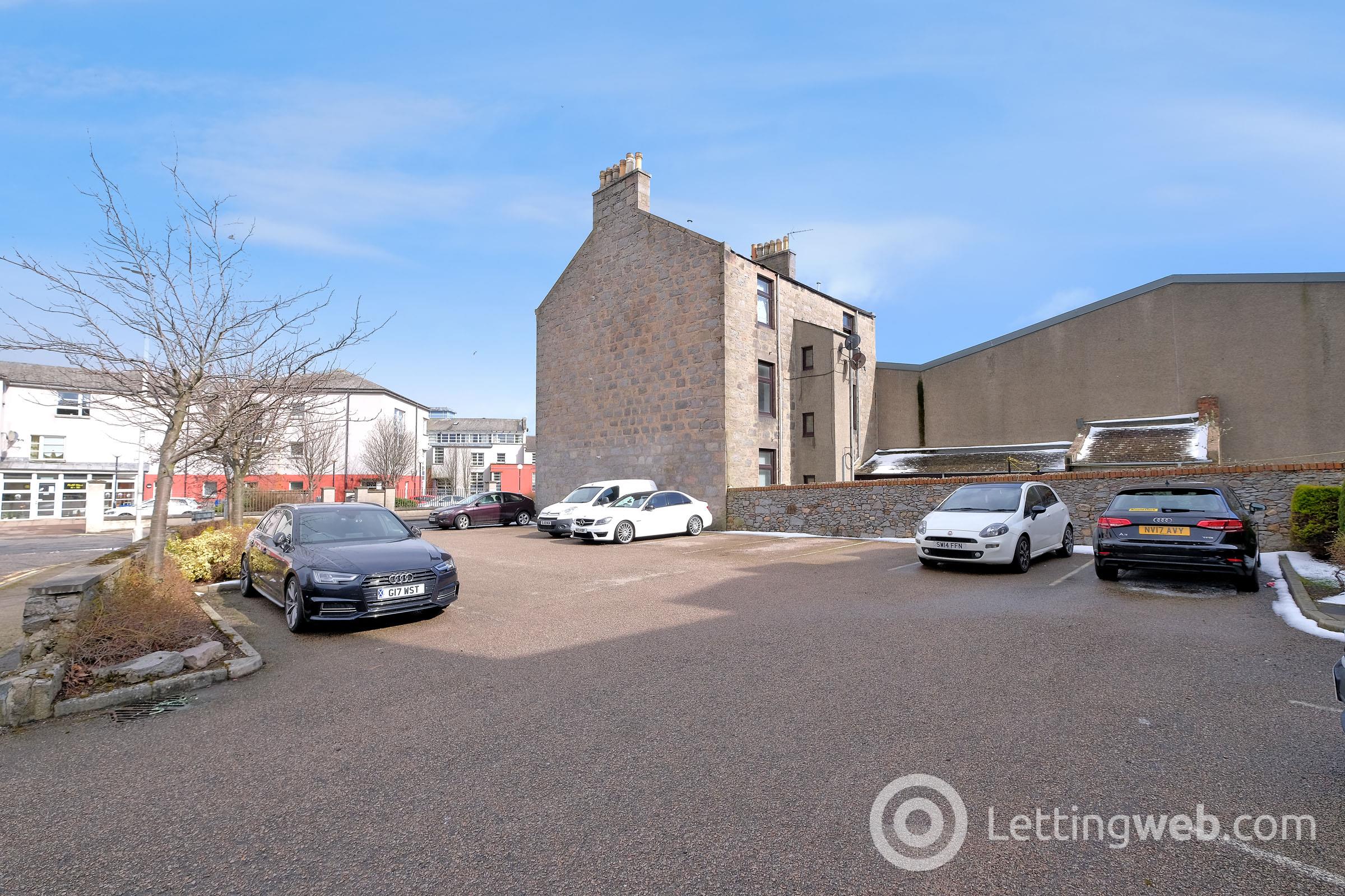 Property to rent in 11K Back Hilton