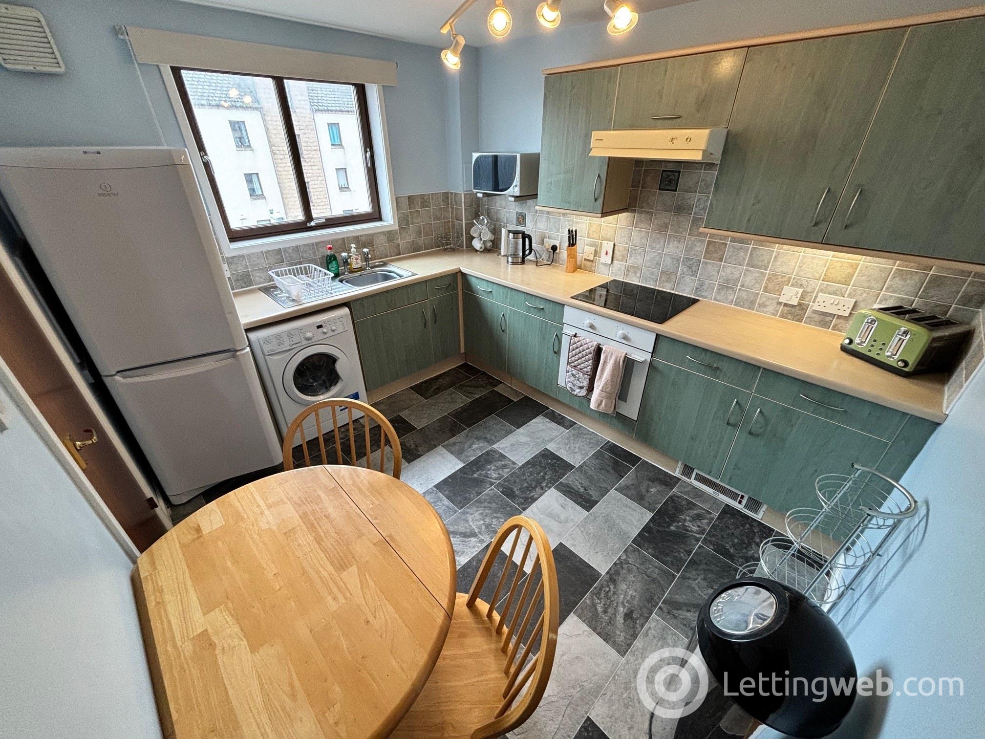 Property to rent in 11K Back Hilton