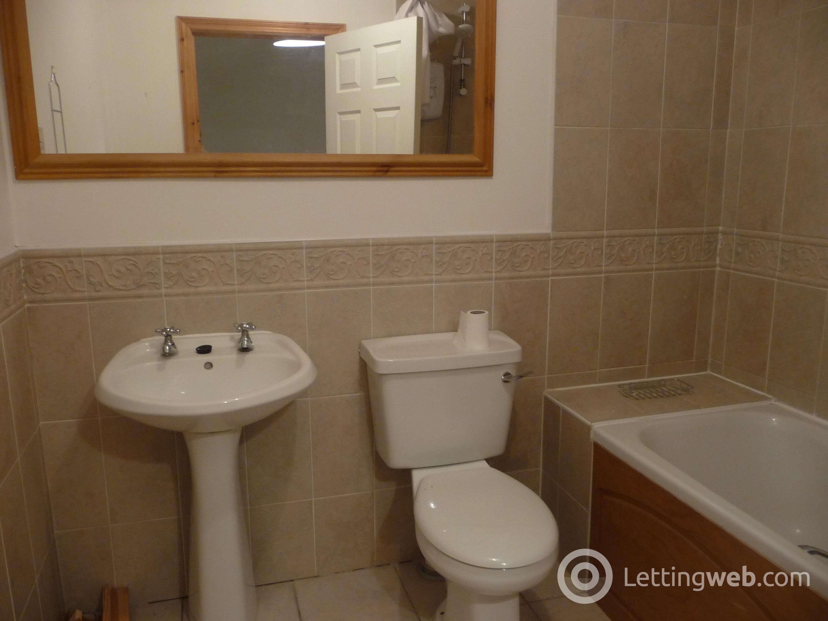 Property to rent in 13 Knightsridge House