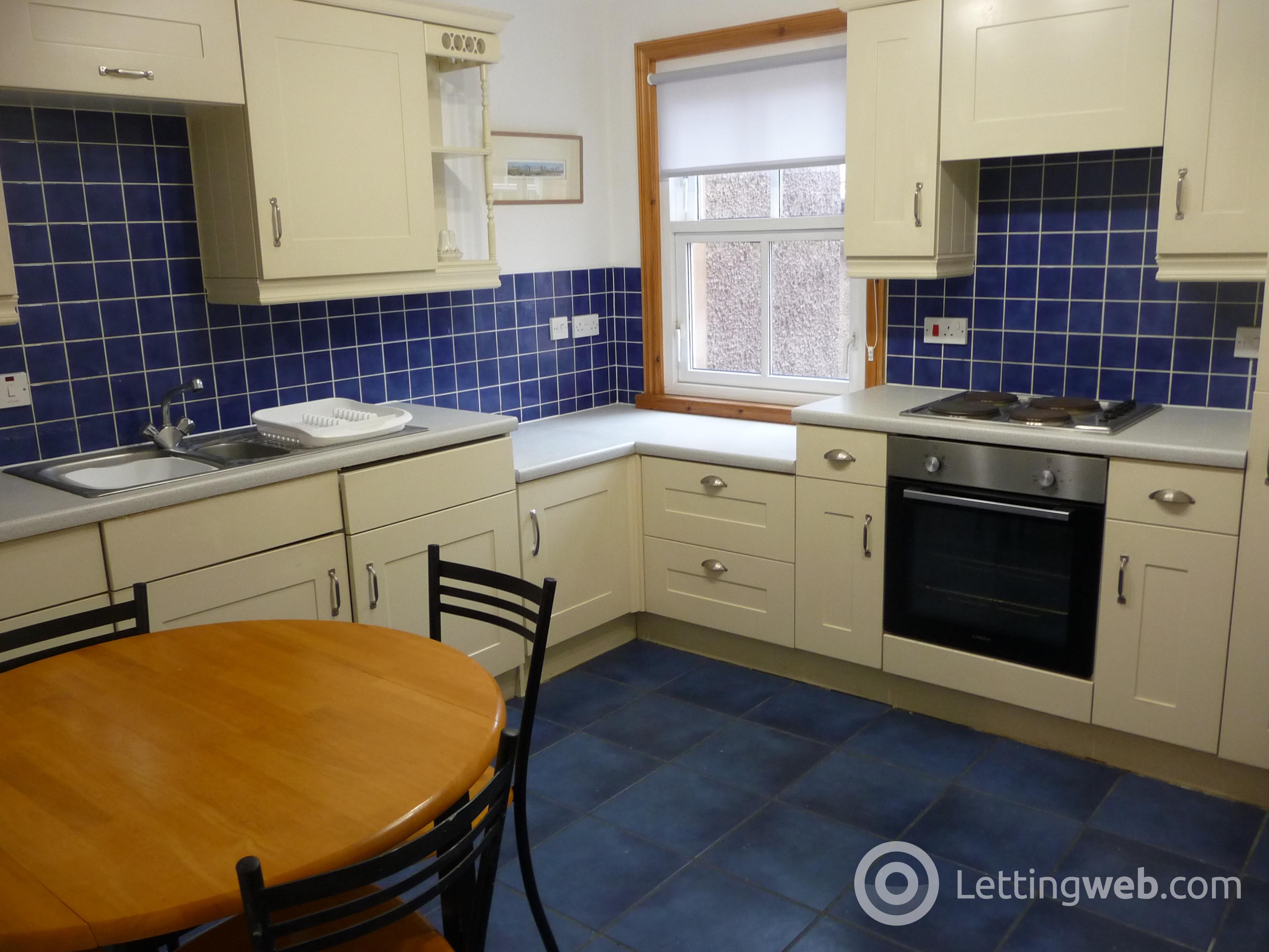 Property to rent in 13 Knightsridge House