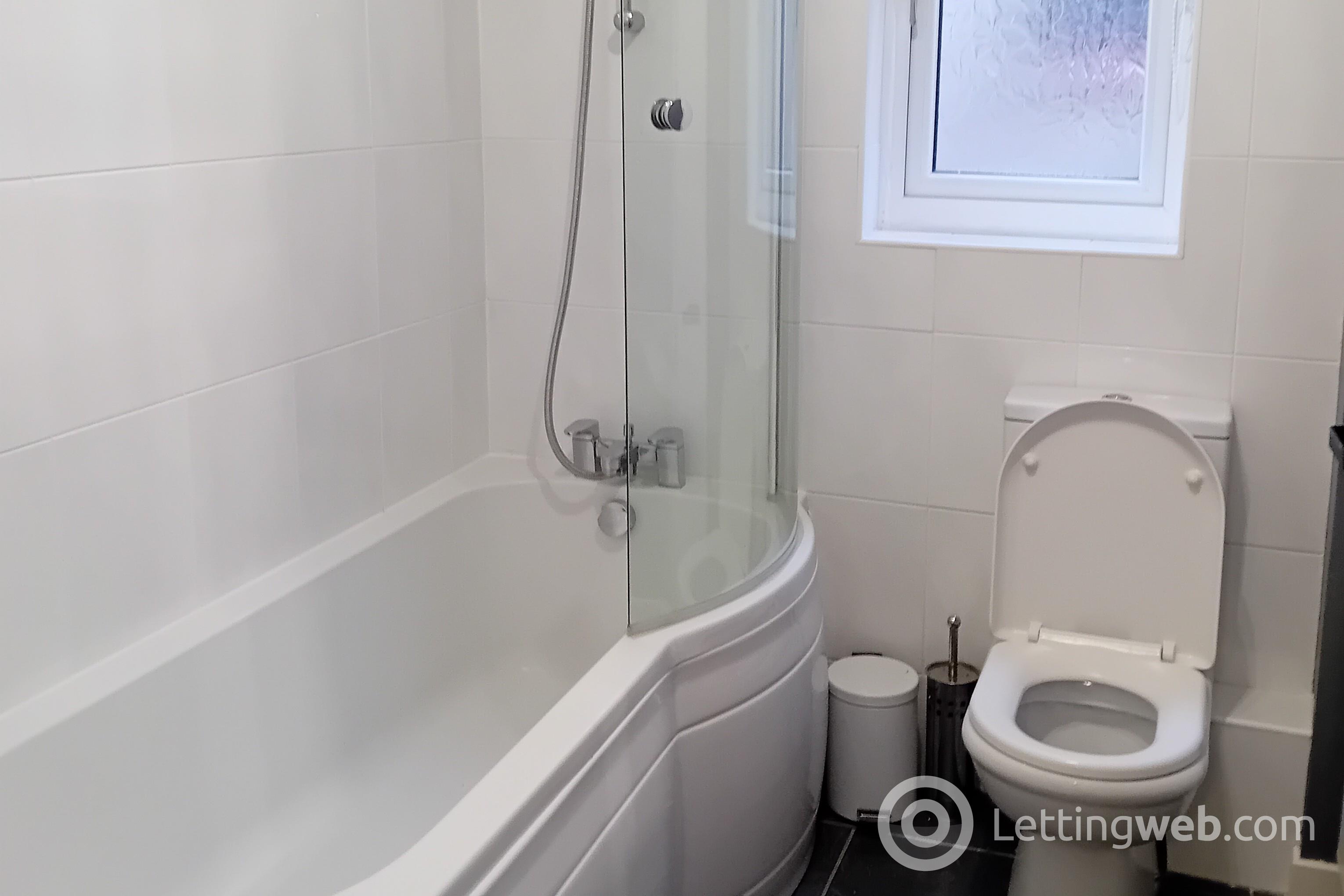 Property to rent in Howth Drive