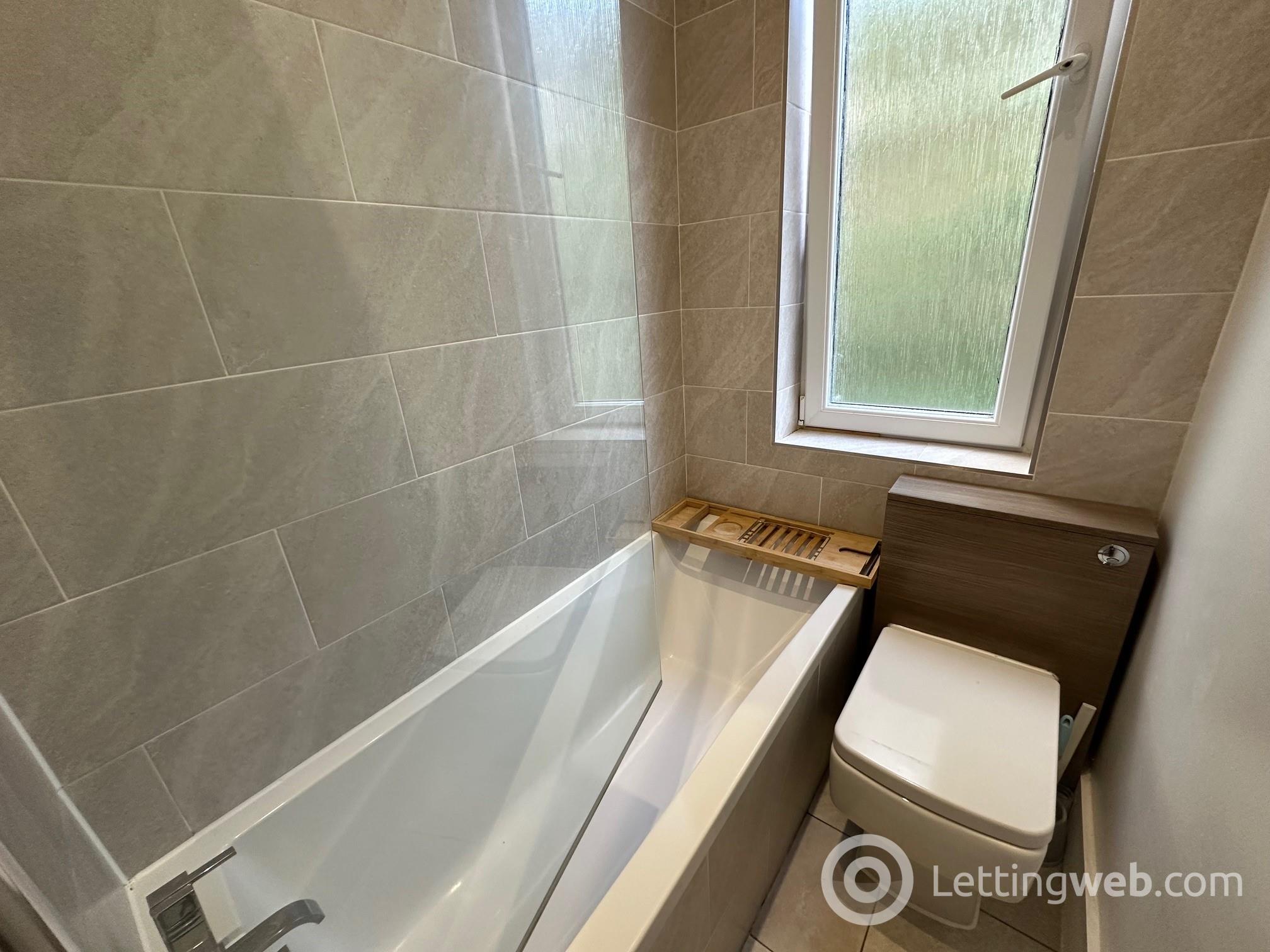 Property to rent in 25/6 Milton Street, EH8 8HA