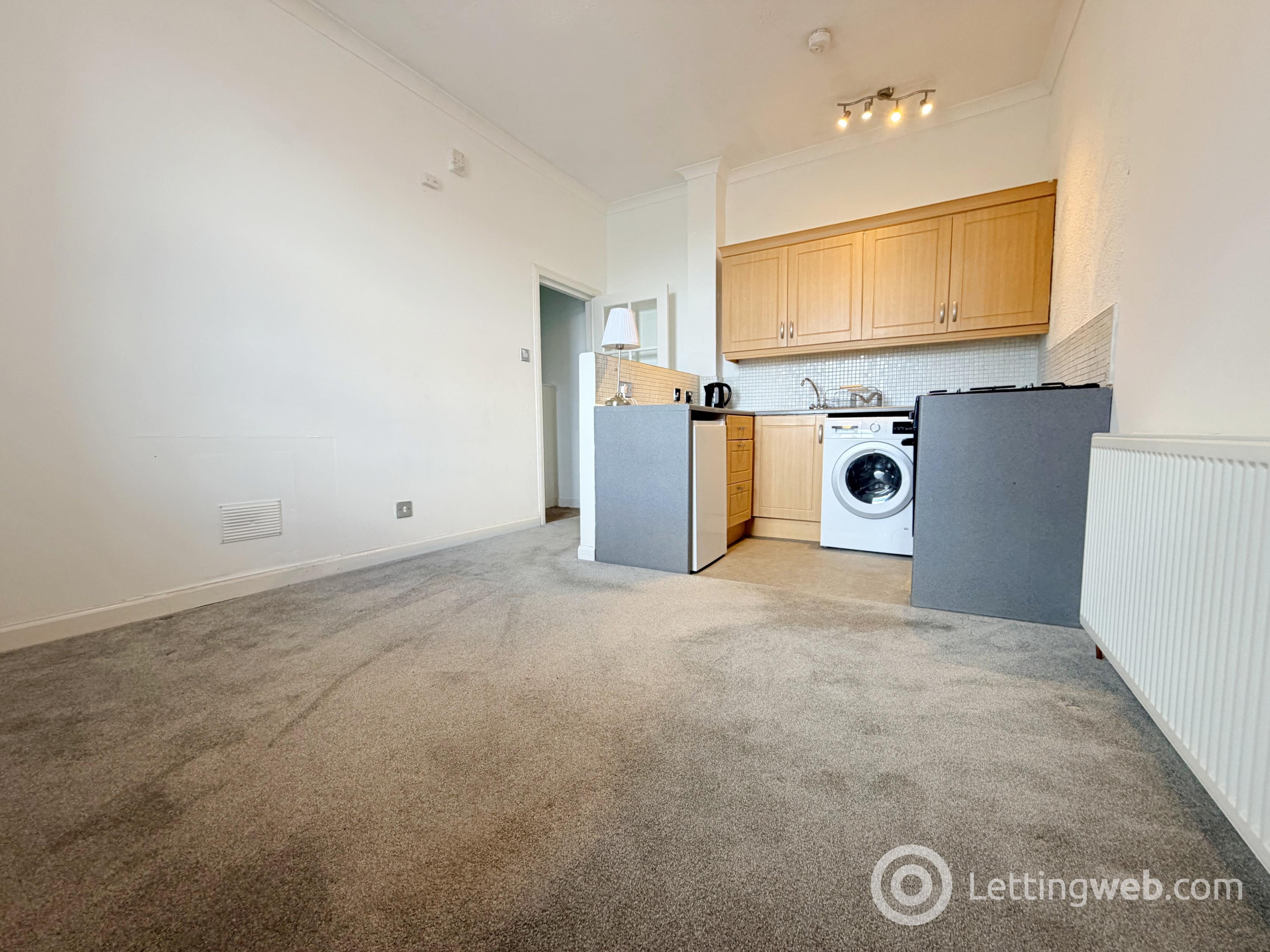 Property to rent in 8/7, Woodside Walk, Hamilton, ML3 7HY