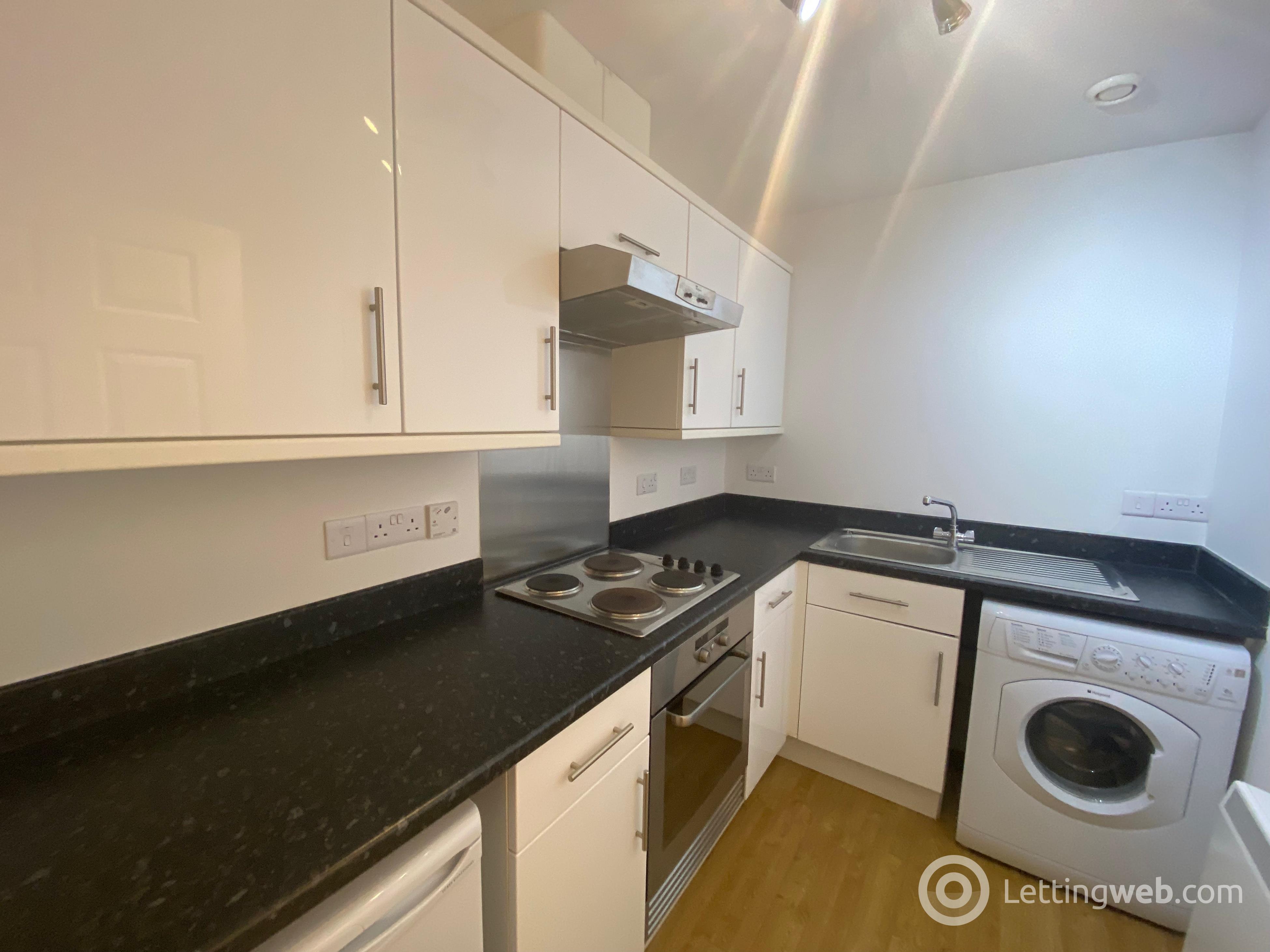Property to rent in West Wellhall Wynd, Hamilton, ML3 9GA