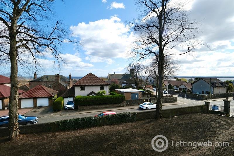 Property to rent in Woodland Drive