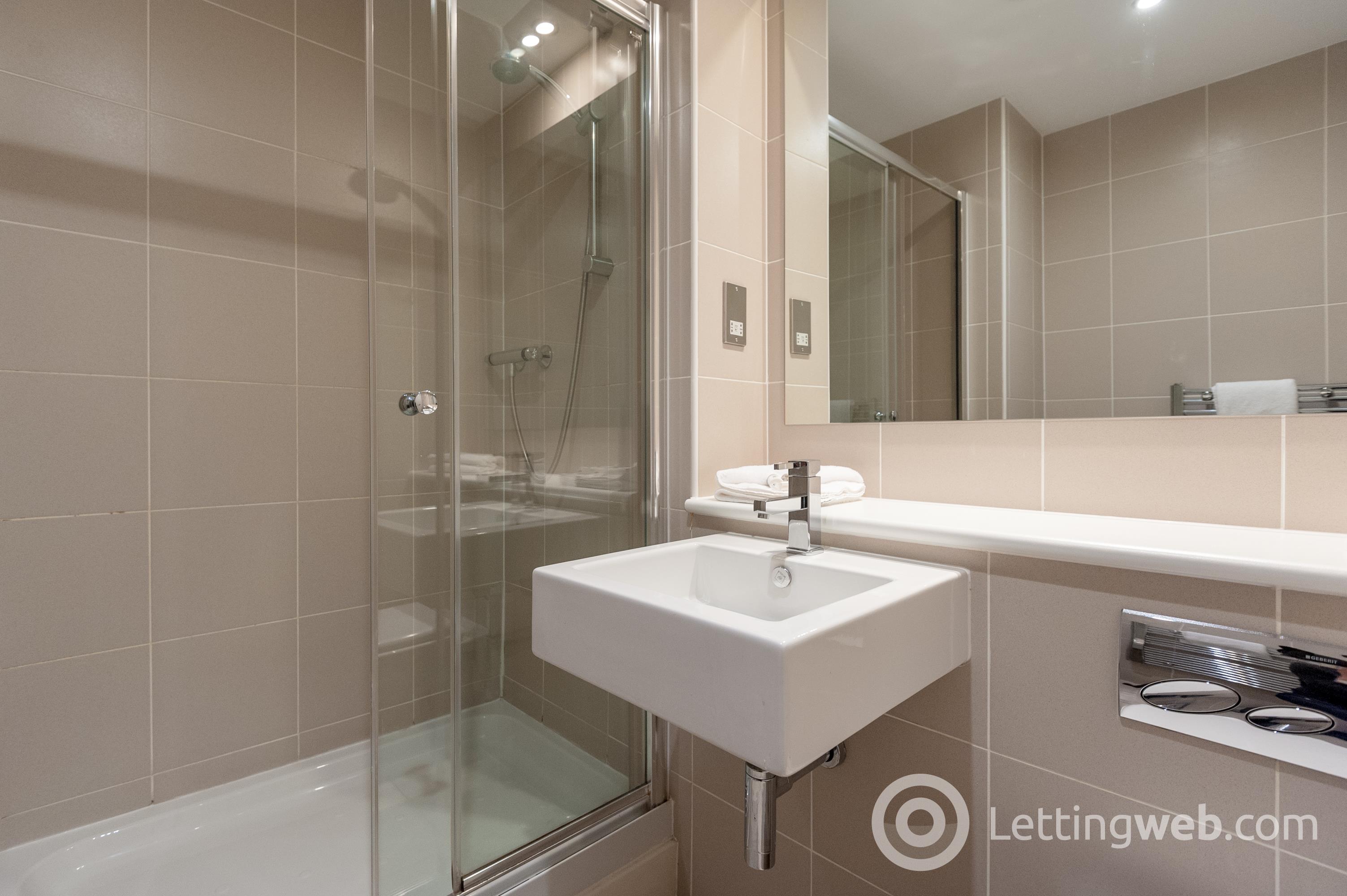 Property to rent in 4/4, 120 Ingram Street, Glasgow, G1 1EJ