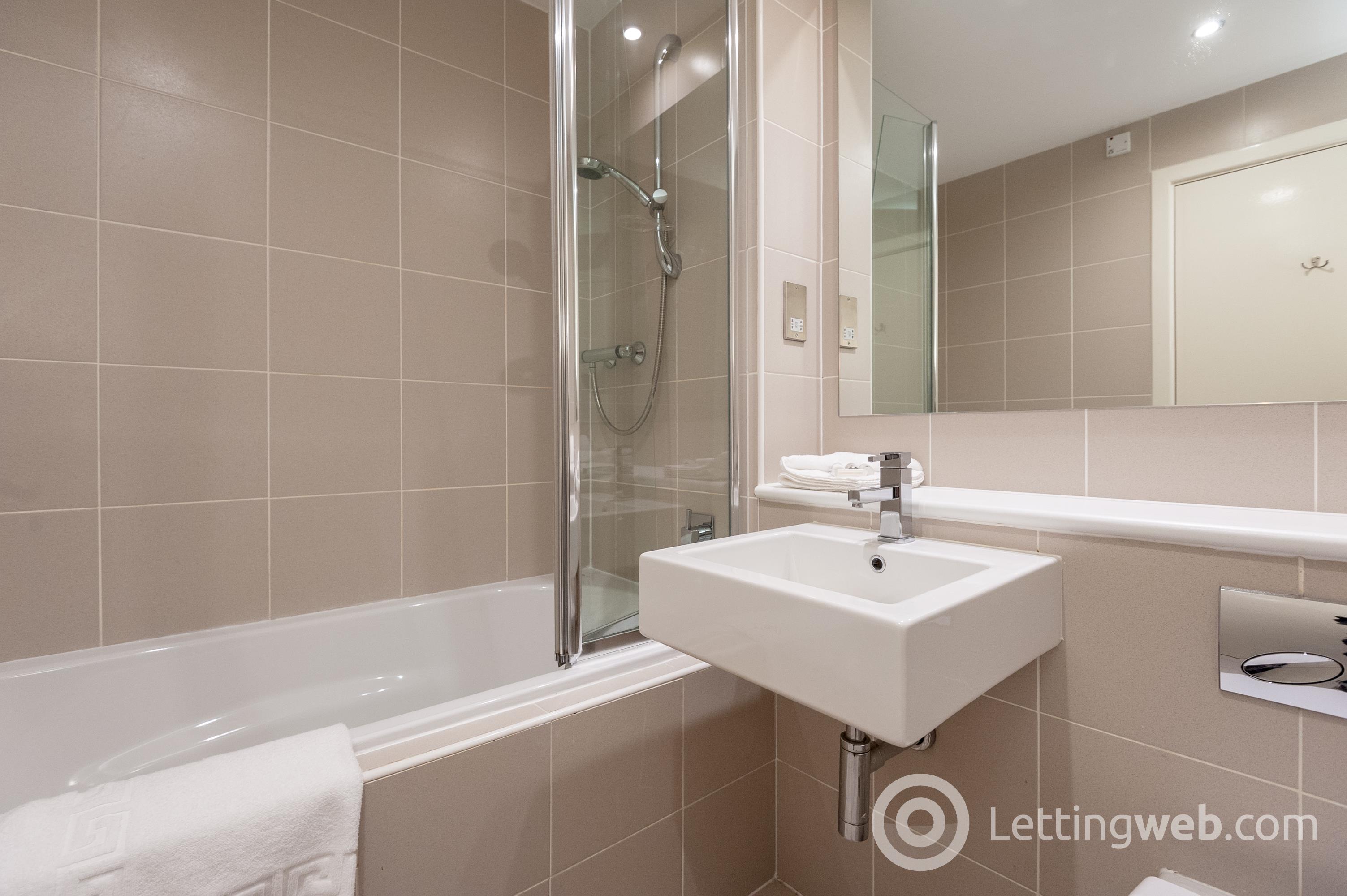 Property to rent in 4/4, 120 Ingram Street, Glasgow, G1 1EJ