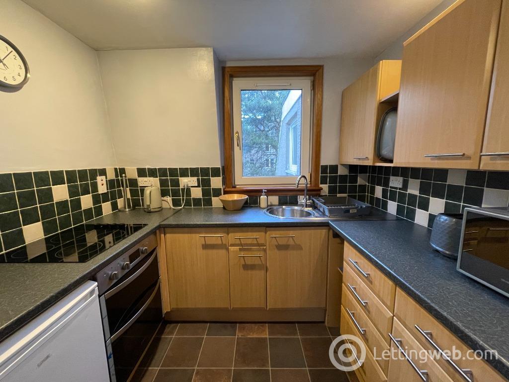 Property to rent in 72A Rosemount Place, Aberdeen, AB25 2XJ