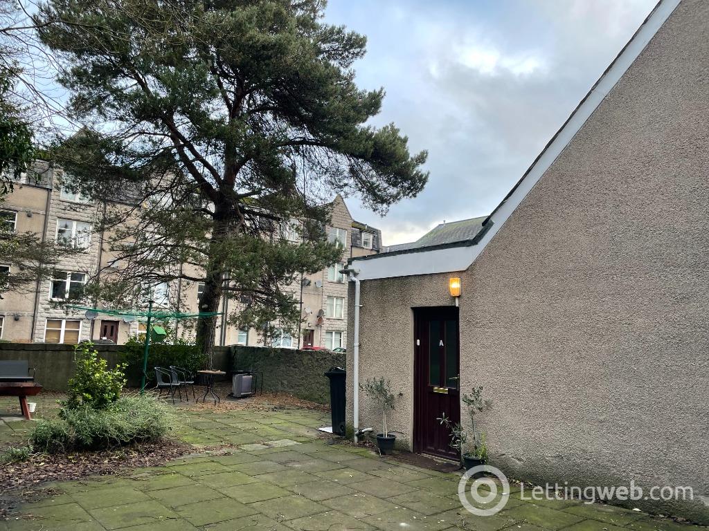Property to rent in 72A Rosemount Place, Aberdeen, AB25 2XJ