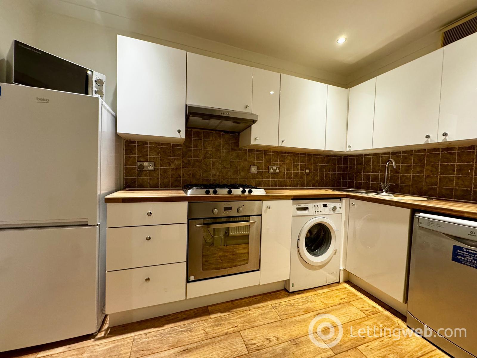 Property to rent in 1/2 39 Airlie Street