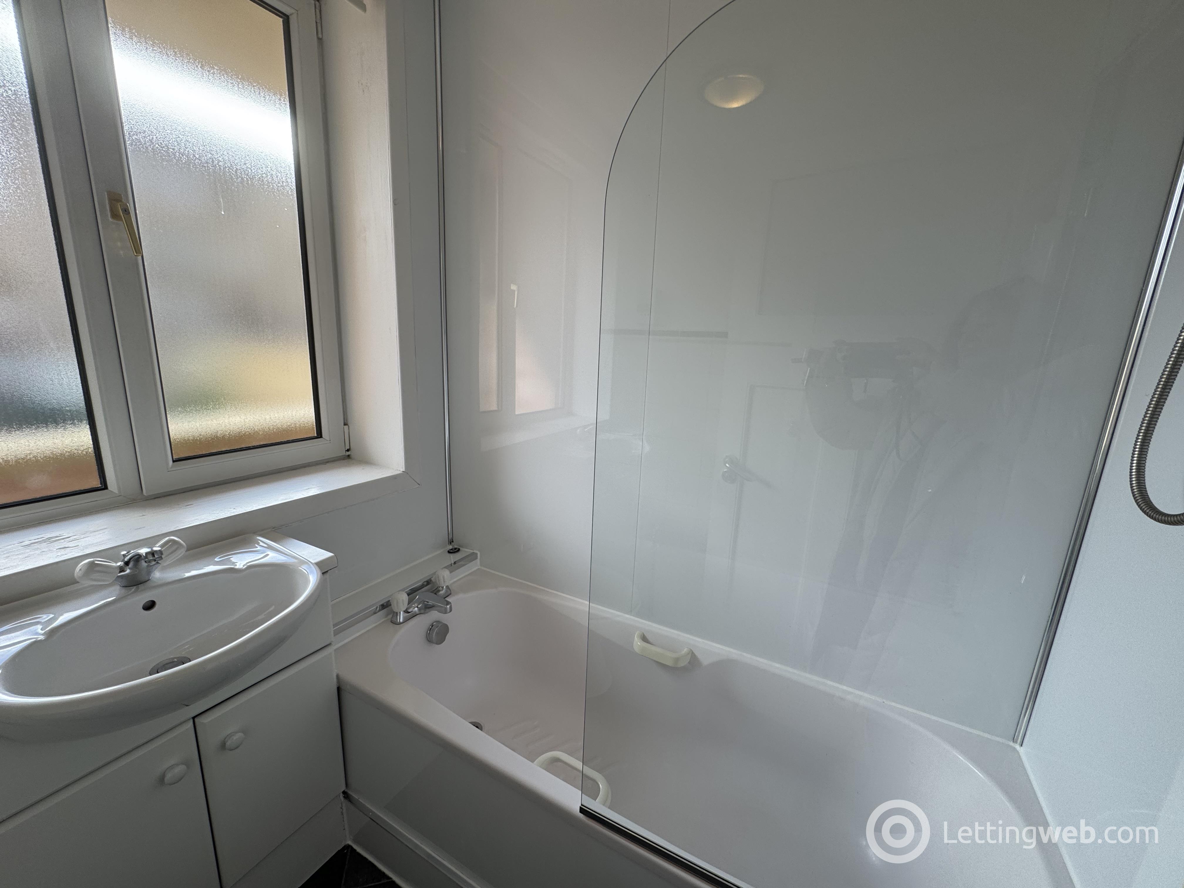 Property to rent in 25C Mingarry street flat 2/1