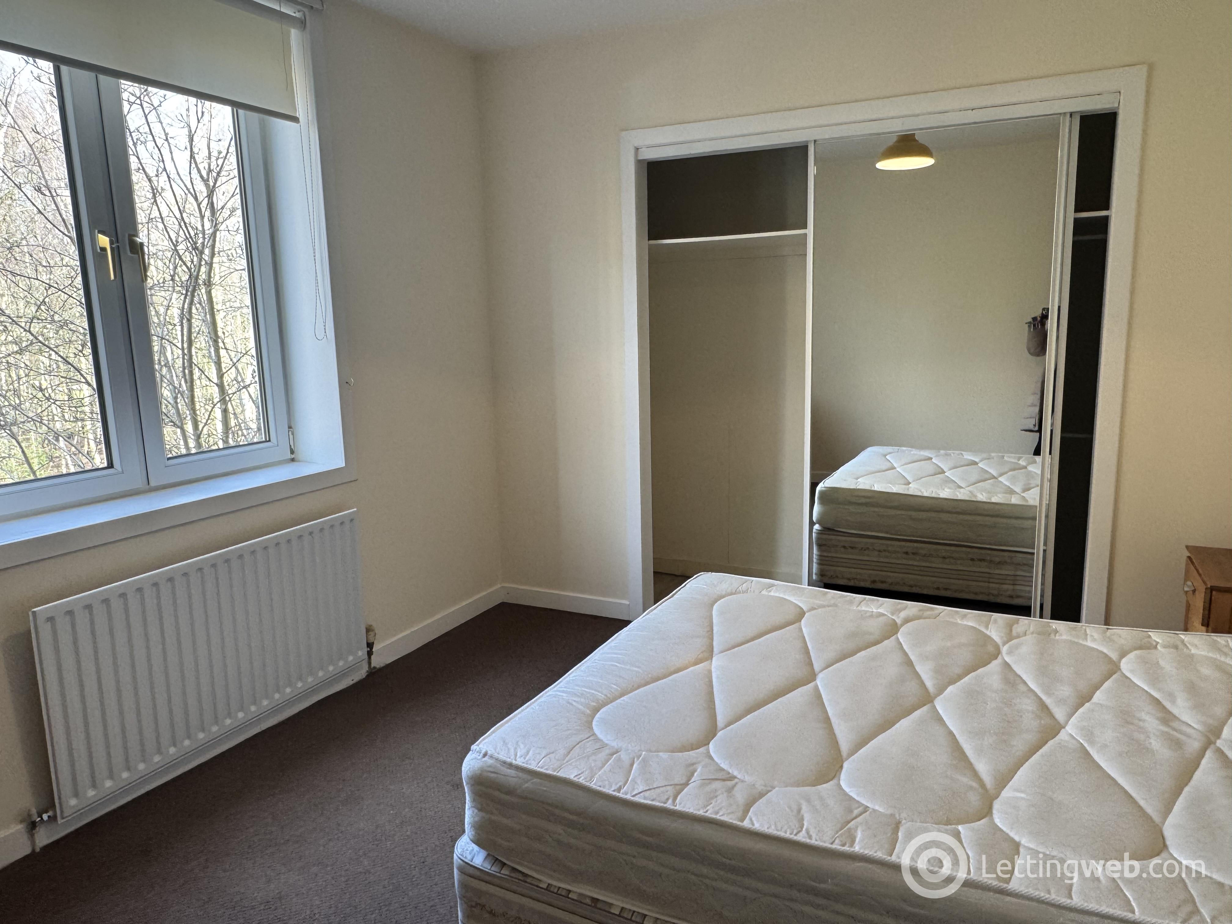 Property to rent in 25C Mingarry street flat 2/1