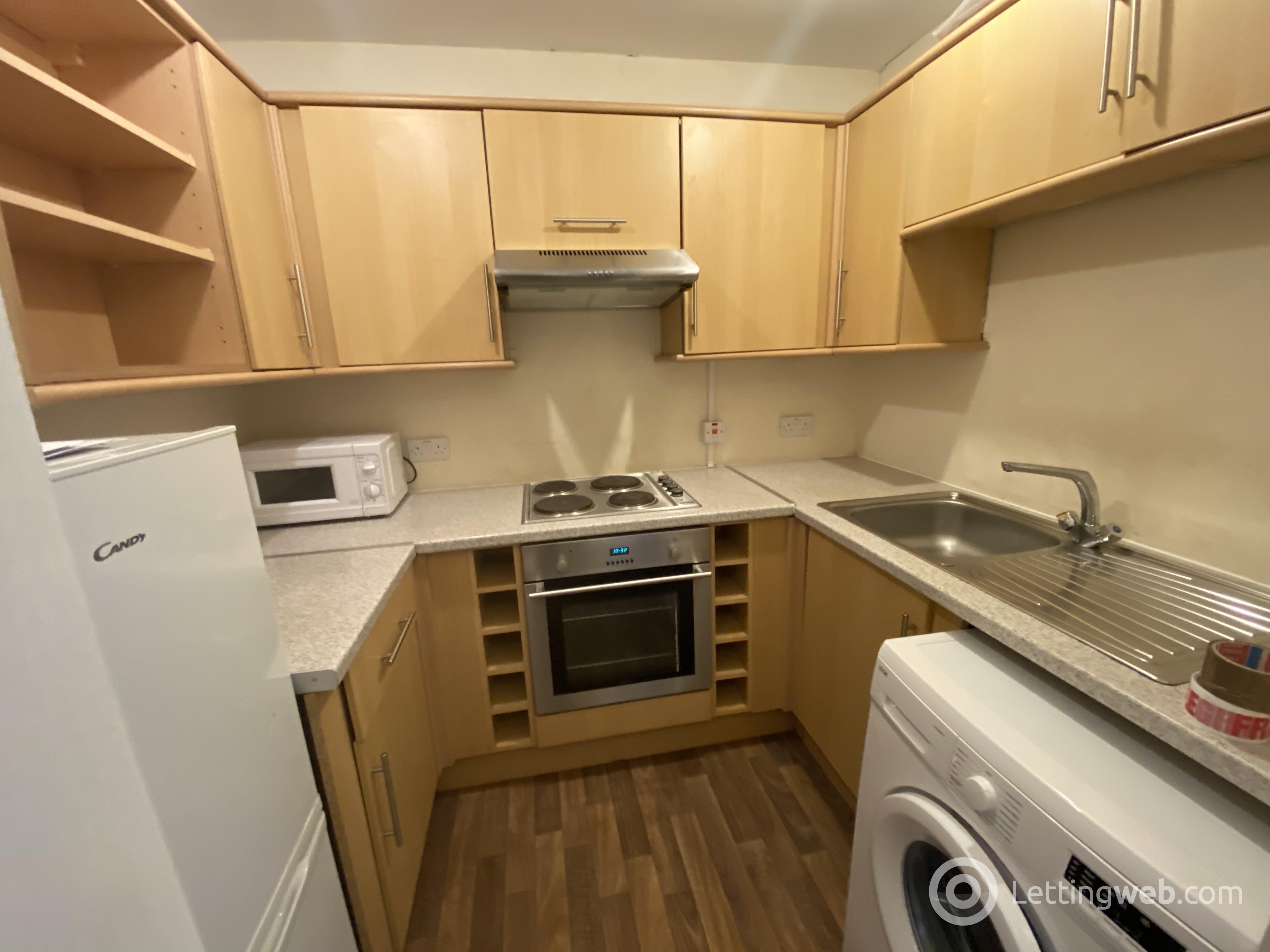 Property to rent in 1/2. 27 Kennoway Drive. Thornwood G11 7TX