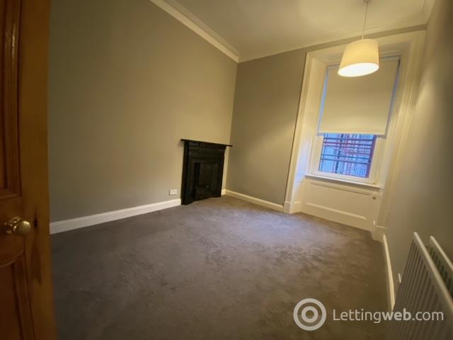 Property to rent in clarence drive flat 2/1 at 46