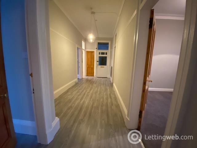 Property to rent in clarence drive flat 2/1 at 46
