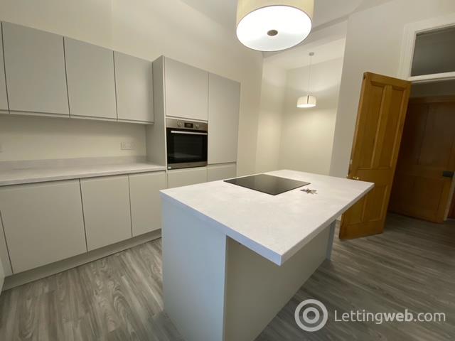 Property to rent in clarence drive flat 2/1 at 46
