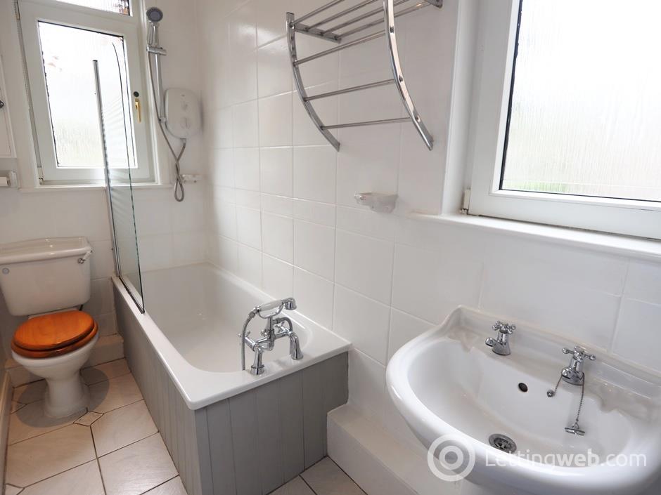 Property to rent in Kenmure Avenue