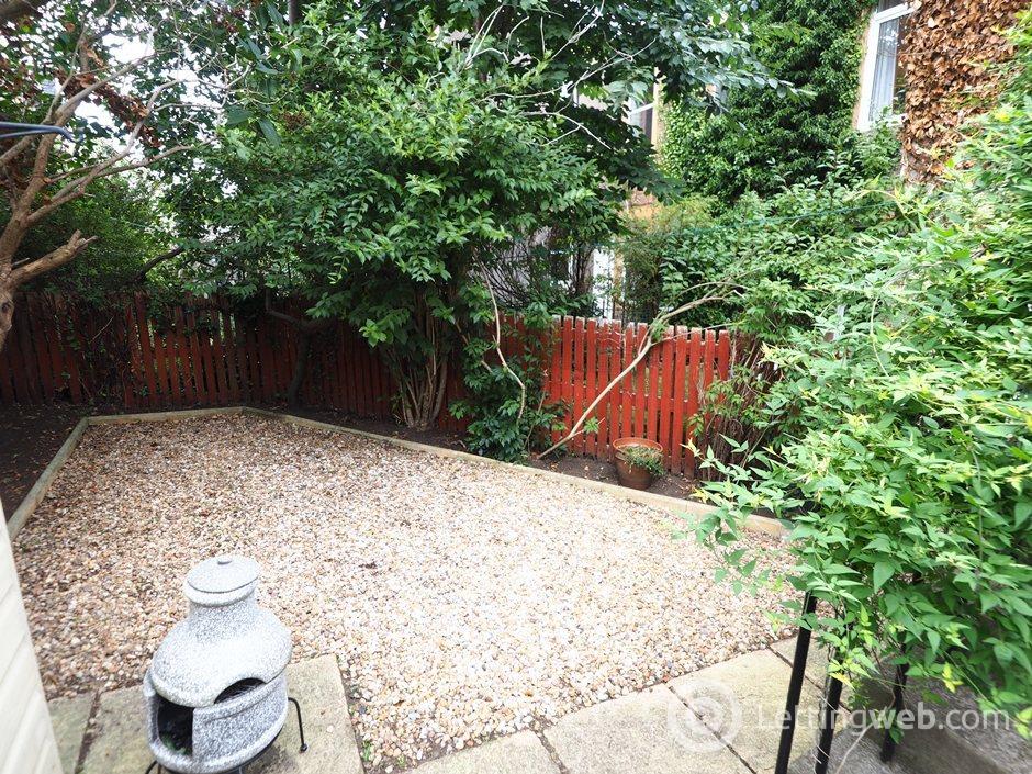 Property to rent in Kenmure Avenue