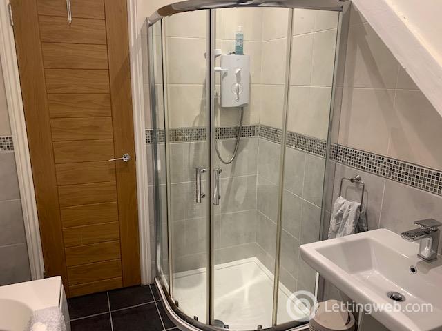 Property to rent in Glasgow Road, BLanefield