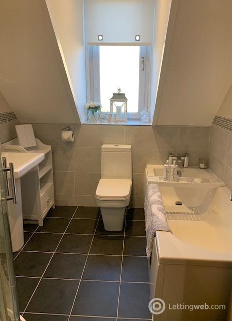 Property to rent in Glasgow Road, BLanefield