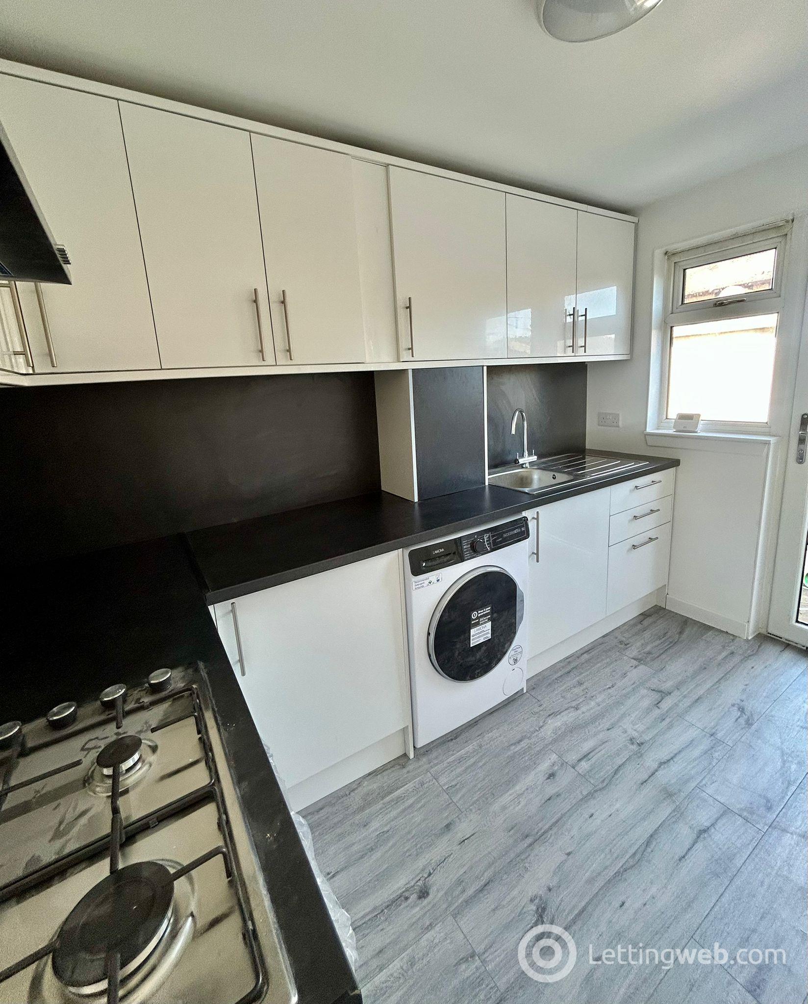 Property to rent in 48 Sherry Avenue, Holytown, Motherwell, ML1 4YB