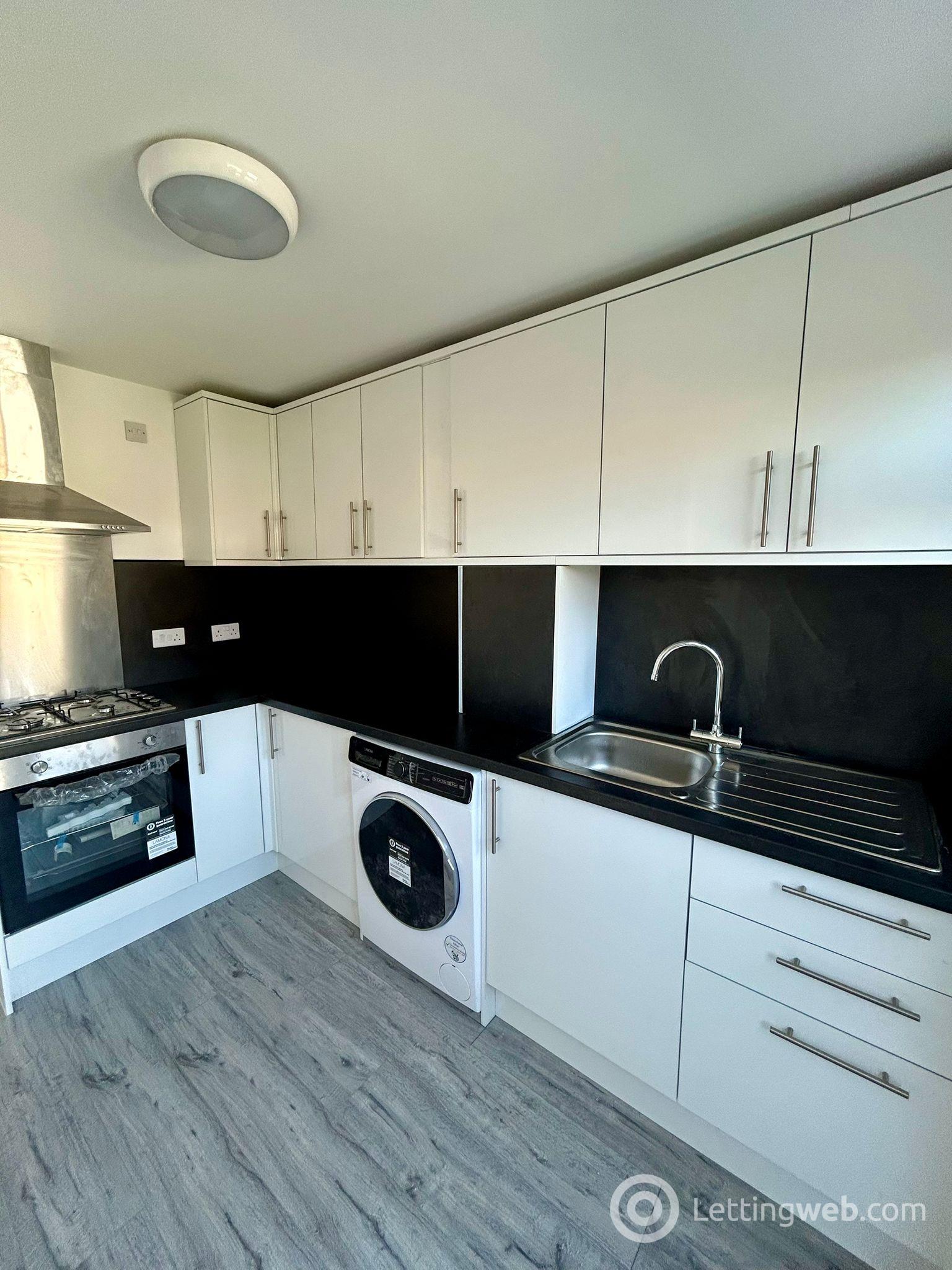 Property to rent in 48 Sherry Avenue, Holytown, Motherwell, ML1 4YB