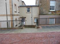 Property to rent in 13 Knightsridge House