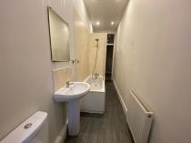 Property to rent in clarence drive flat 2/1 at 46