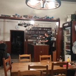 v sobotu už se Kuba v noci zabydlel za barem