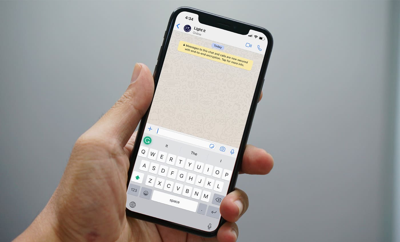 Building efficient chat software for mobile devices Clear and convenient interface of a chat app for smartphones
