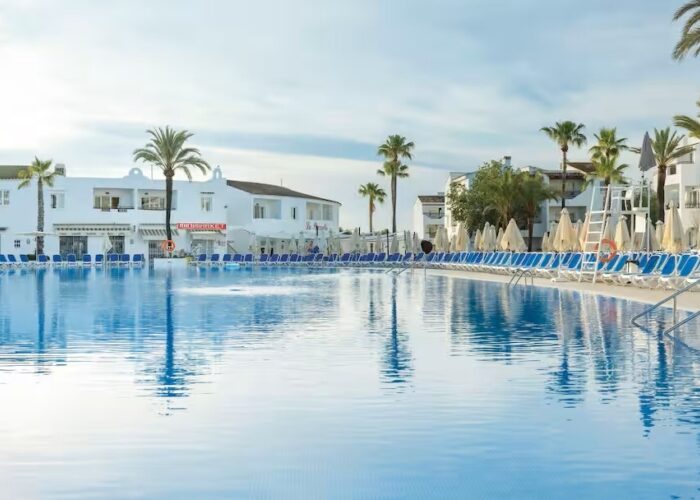 ACC 057983 globales bouganvilla sa coma mallorca spain pool area CMYK Web Original Compressed