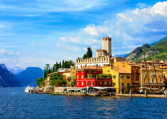 Village lake garda