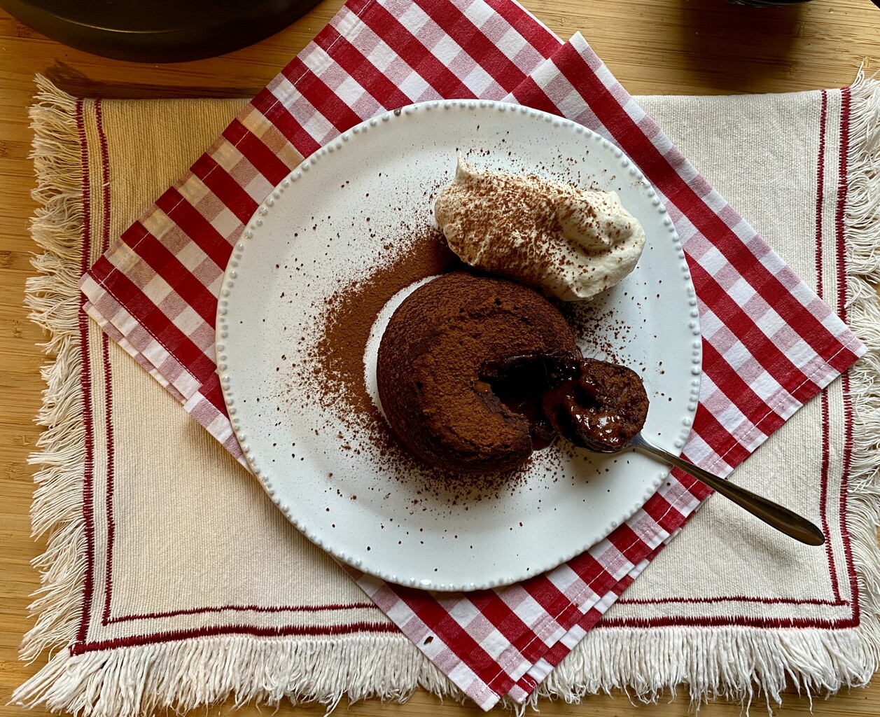 torta cioccolato fondente e panna liquida Torta al cioccolato con panna e amarene main image 1