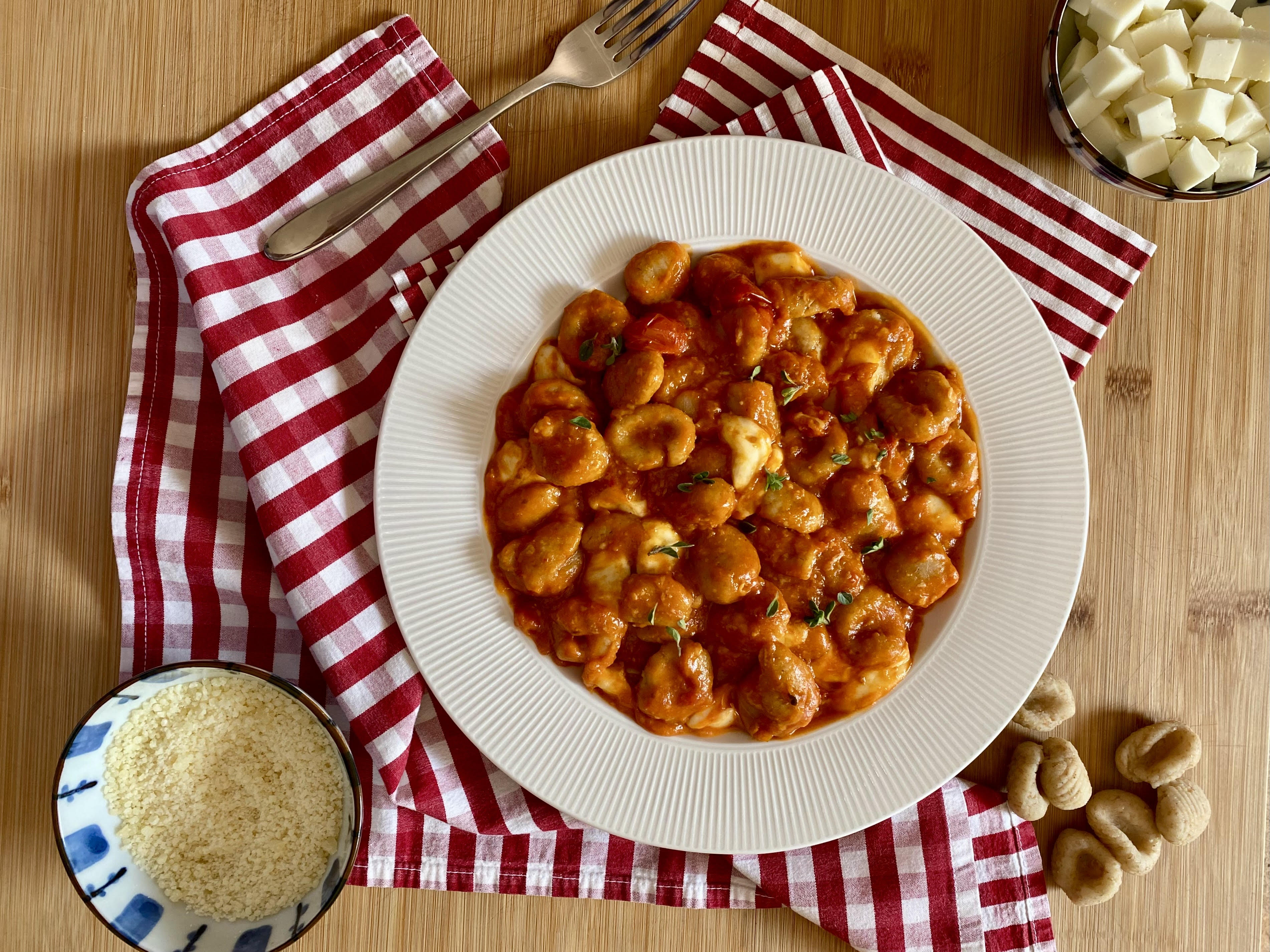 Gnocchi di farina con sugo di pomodoro