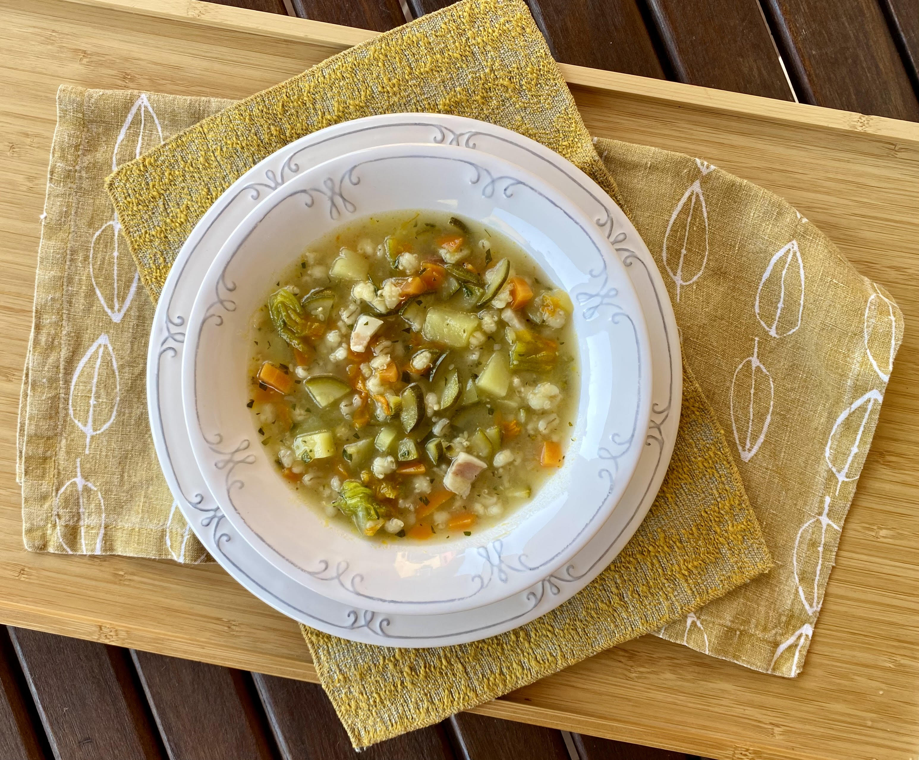 Zuppetta d'orzo con zucchine in fiore