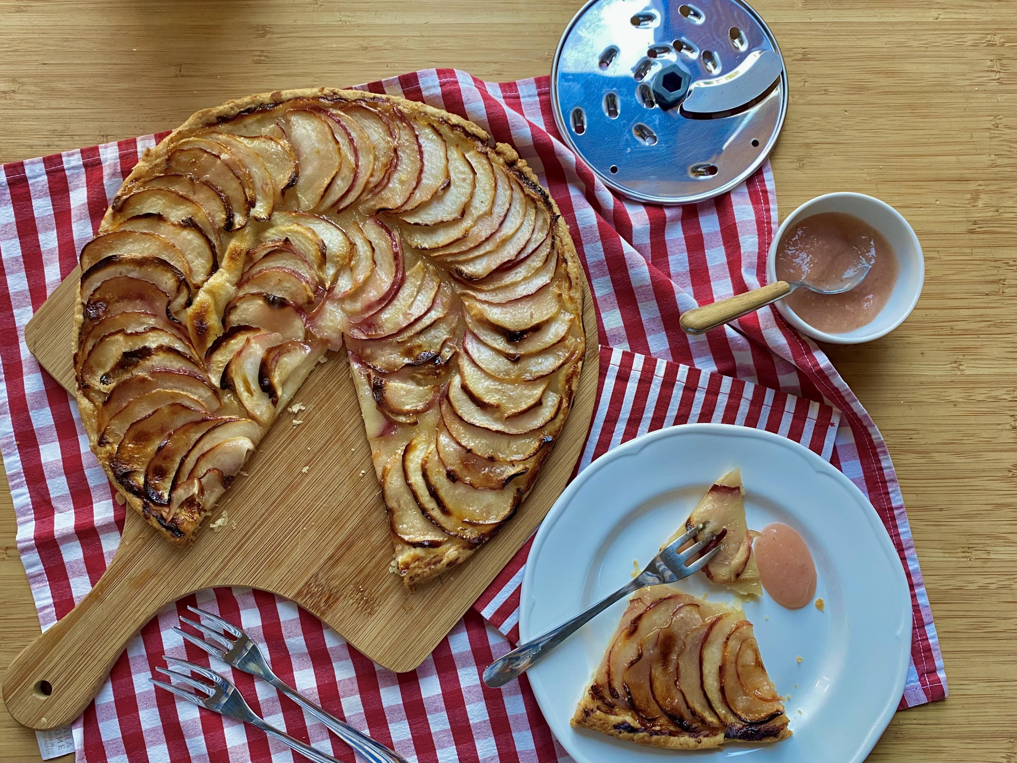 Torta di sfoglia con pesche noci