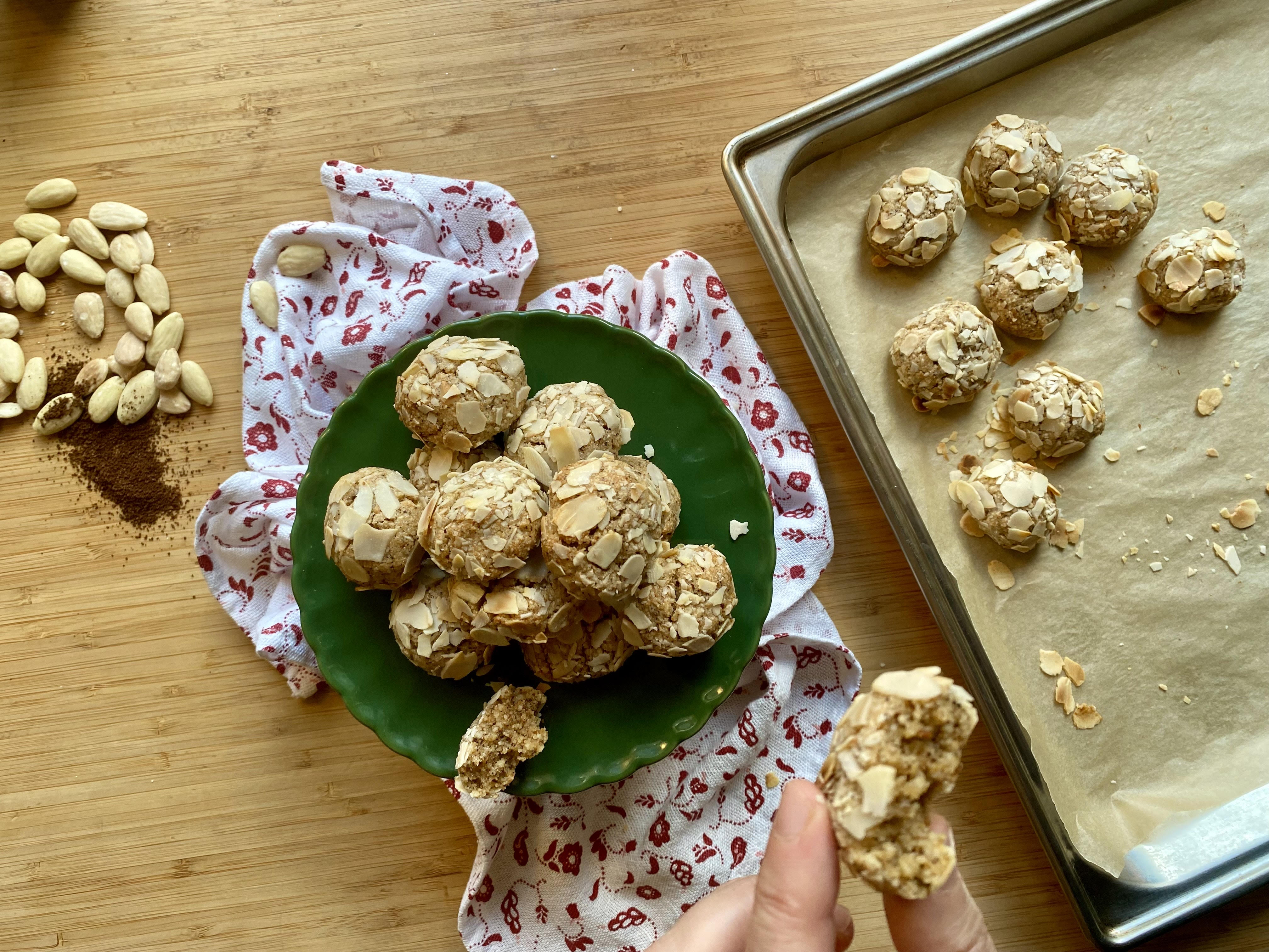 Amaretti alle mandorle e caffè