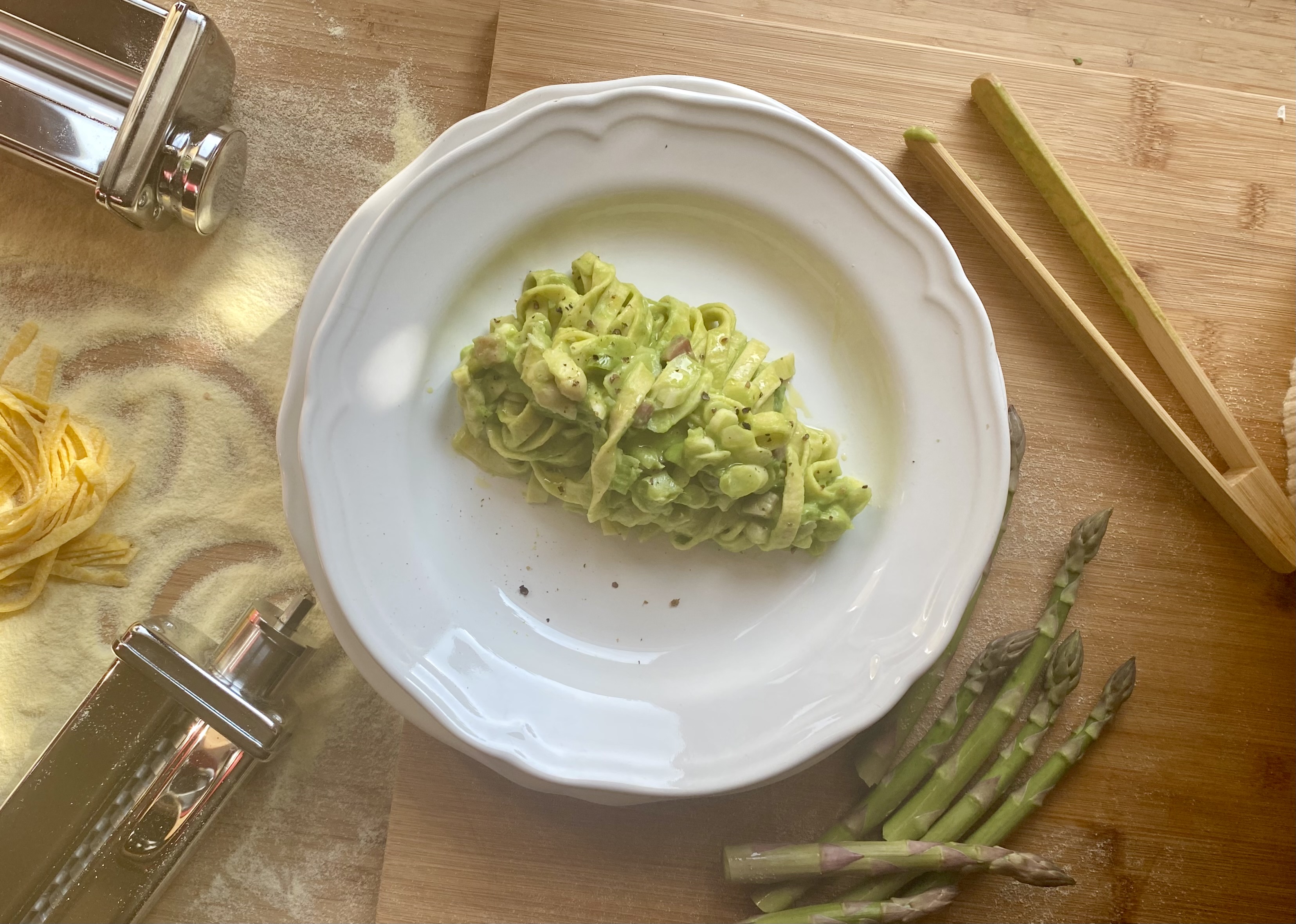 Fettuccine con asparagi bianchi e crema di piselli