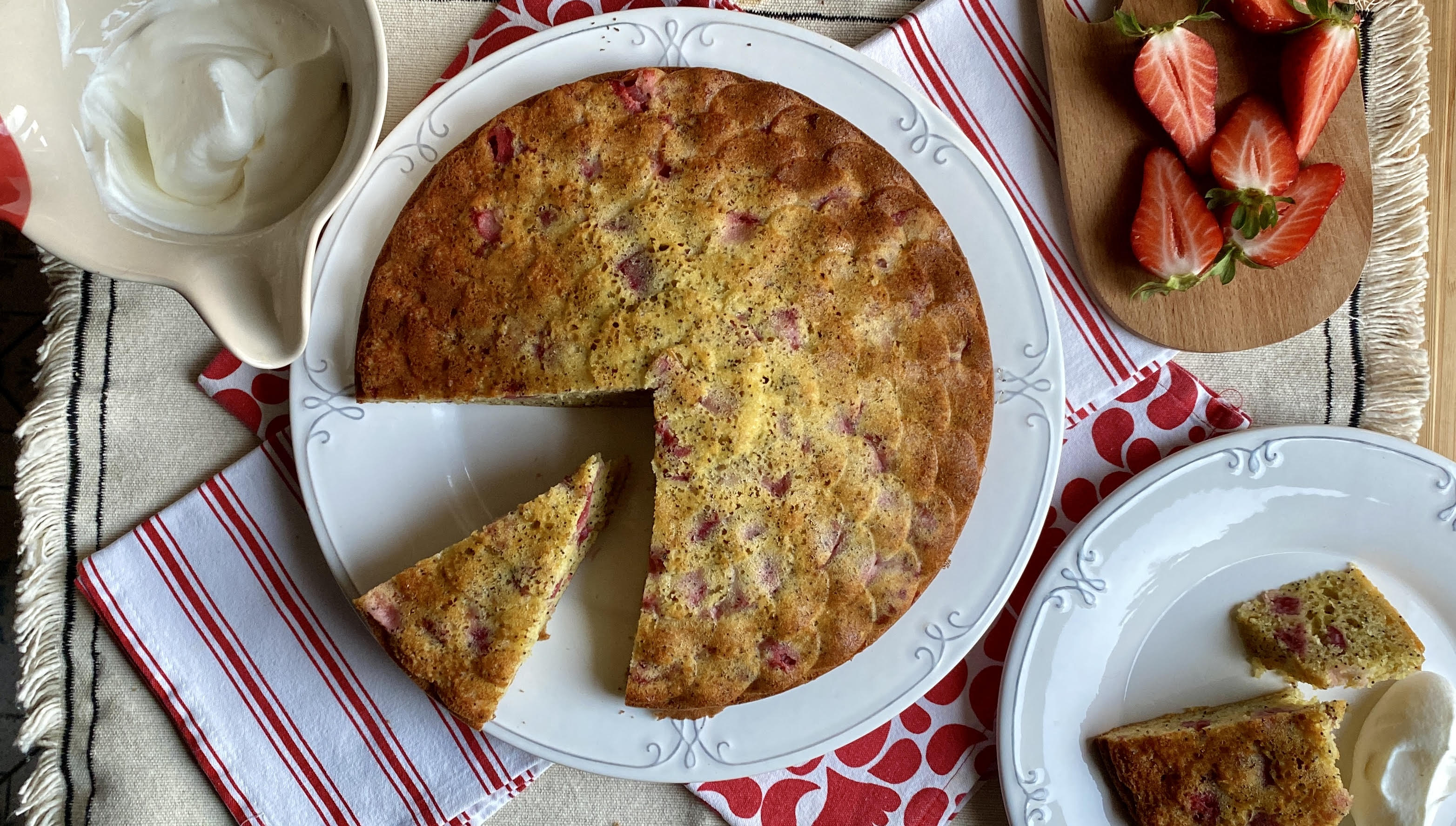 Torta con fragole e semi di papavero
