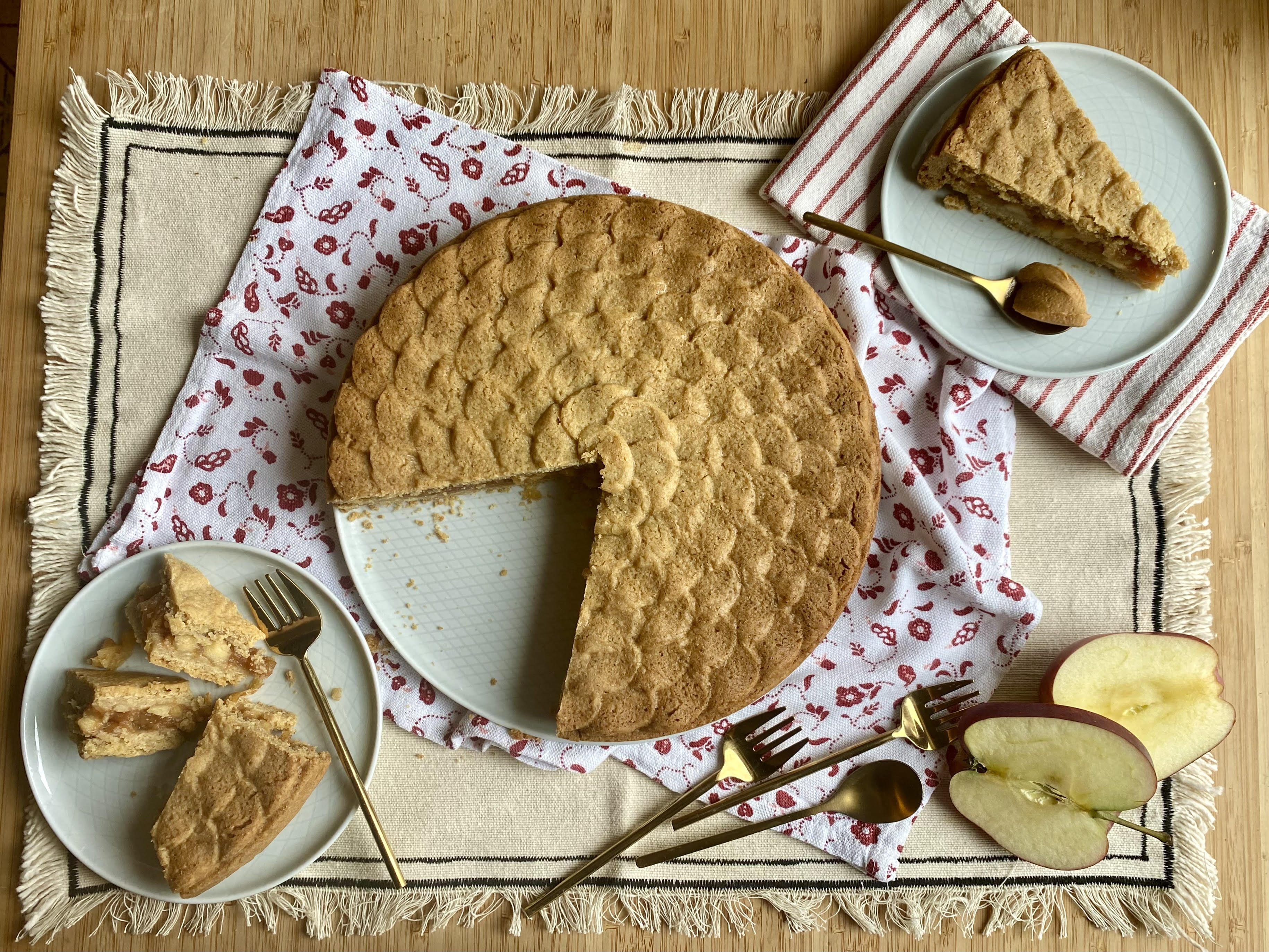 Crostata con burro di arachidi e mele alla cannella