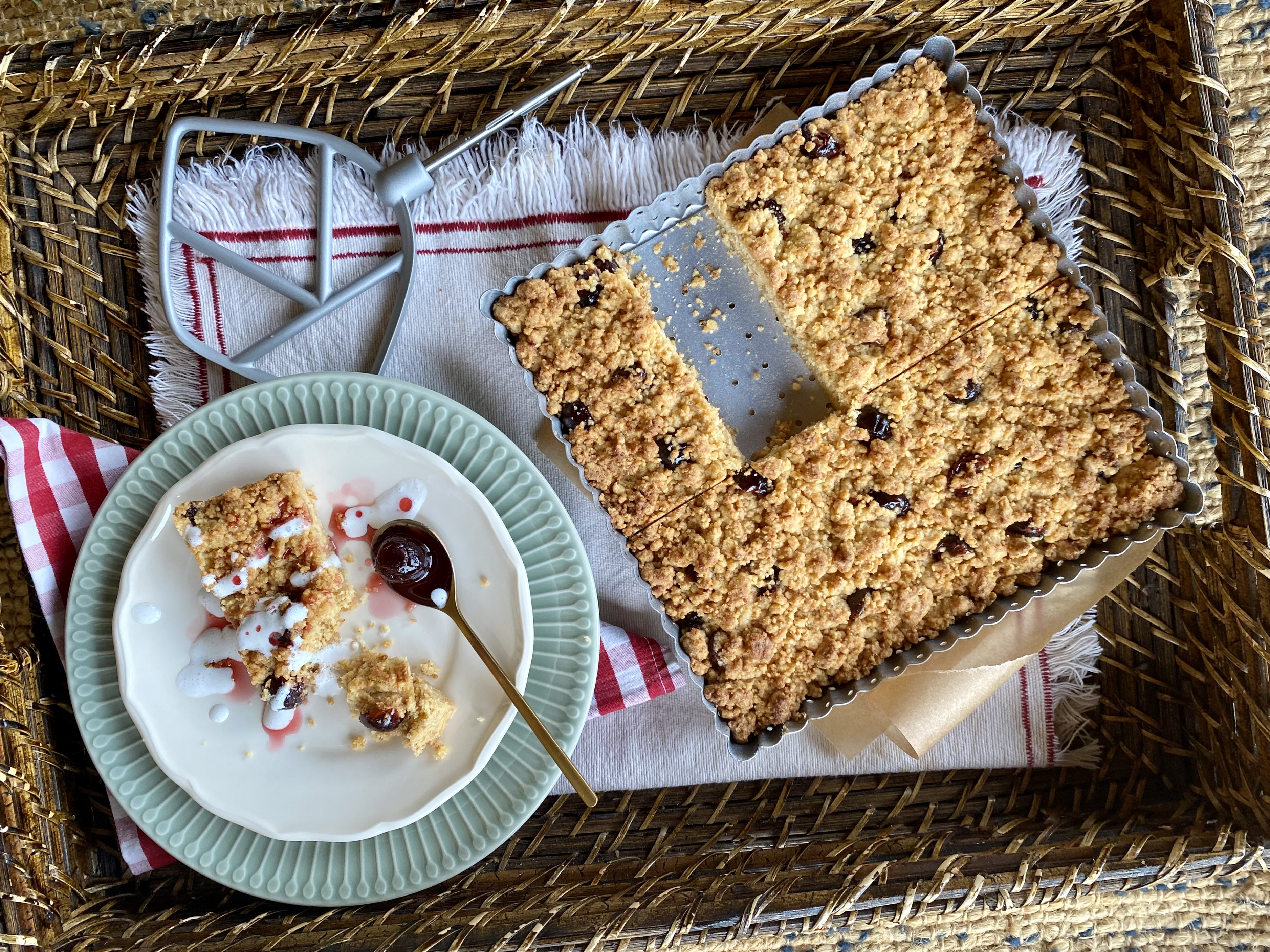Brisolona con nocciole e amarene sciroppate