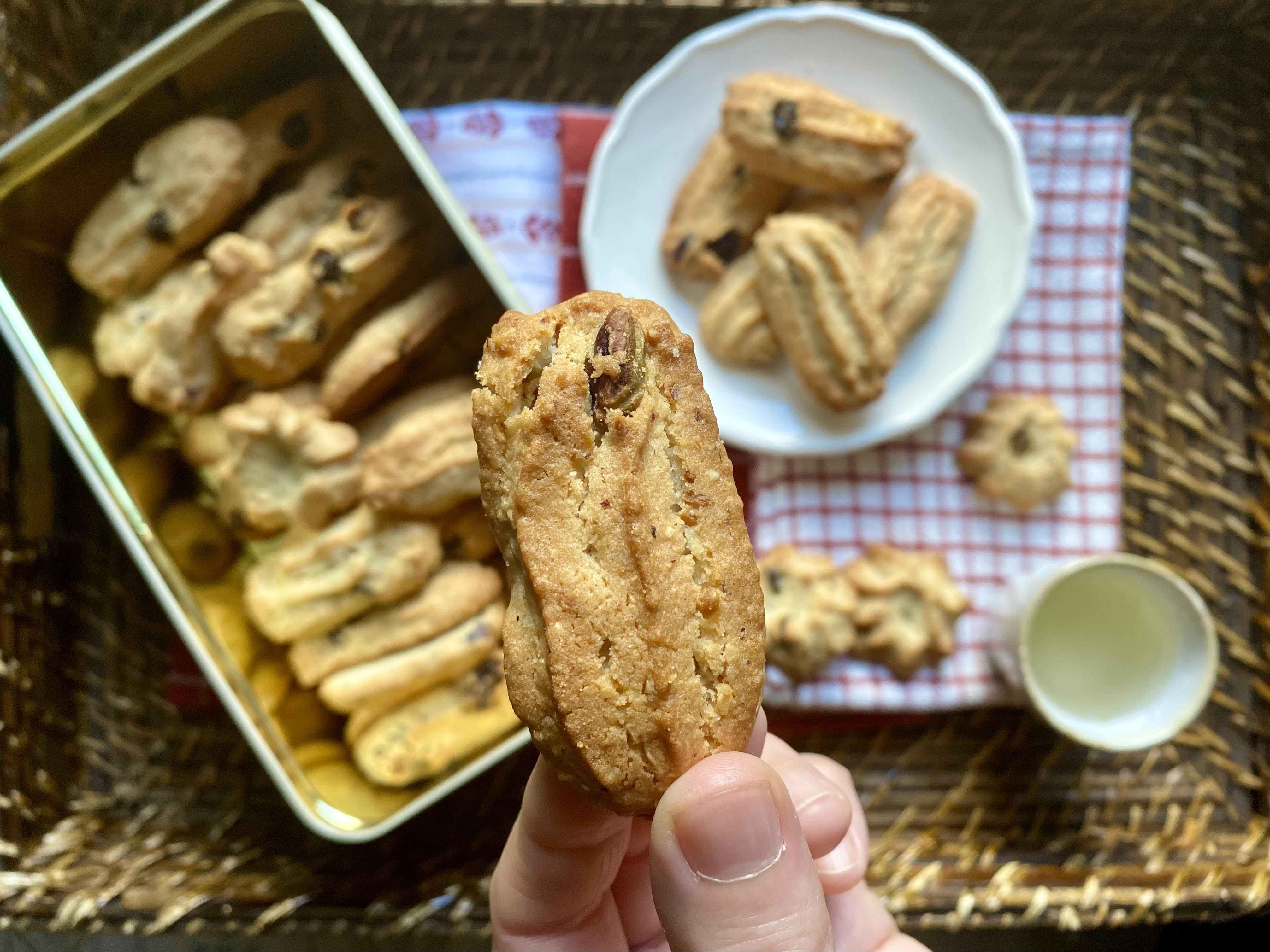 Biscotti friabili con frutta secca e uvetta