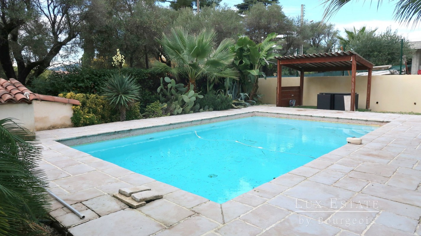 Pronájem bytu 4+1 141m&#178; 2 ložnice bazén, jižní orientace, západní orientace v Juan-les-Pins, Alpes Maritimes, Francii. Pronájem bytu 141m&#178; v Juan-les-Pins - Francii. Největší nabídka dlouhodobých pronájmů - Francii. Nemovitost je pronajímána Lux Estate by Bourgeois Mougins v Juan-les-Pins Francii 1700 EUR 28.1.2020, 1703381