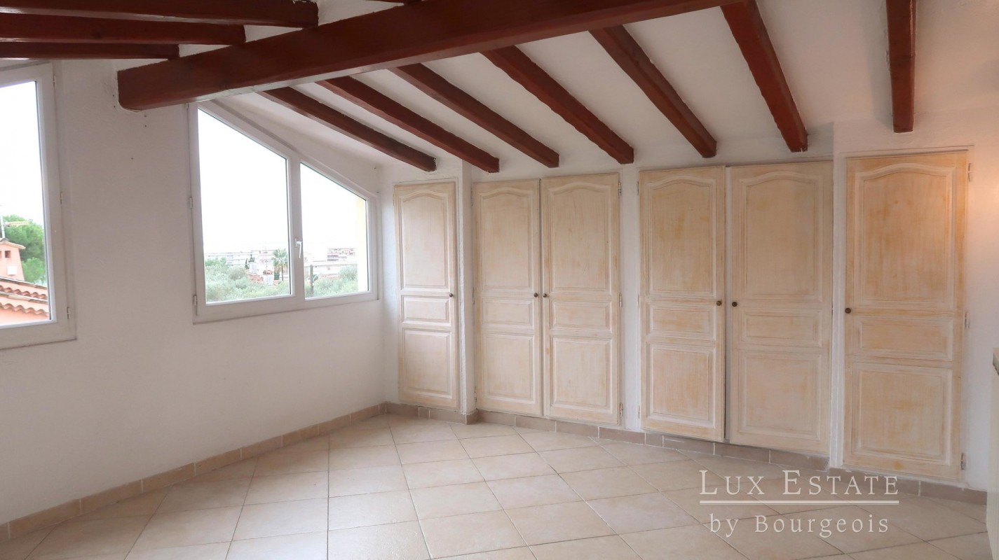 Pronájem bytu 4+1 141m&#178; 2 ložnice bazén, jižní orientace, západní orientace v Juan-les-Pins, Alpes Maritimes, Francii. Pronájem bytu 141m&#178; v Juan-les-Pins - Francii. Největší nabídka dlouhodobých pronájmů - Francii. Nemovitost je pronajímána Lux Estate by Bourgeois Mougins v Juan-les-Pins Francii 1700 EUR 28.1.2020, 1703381