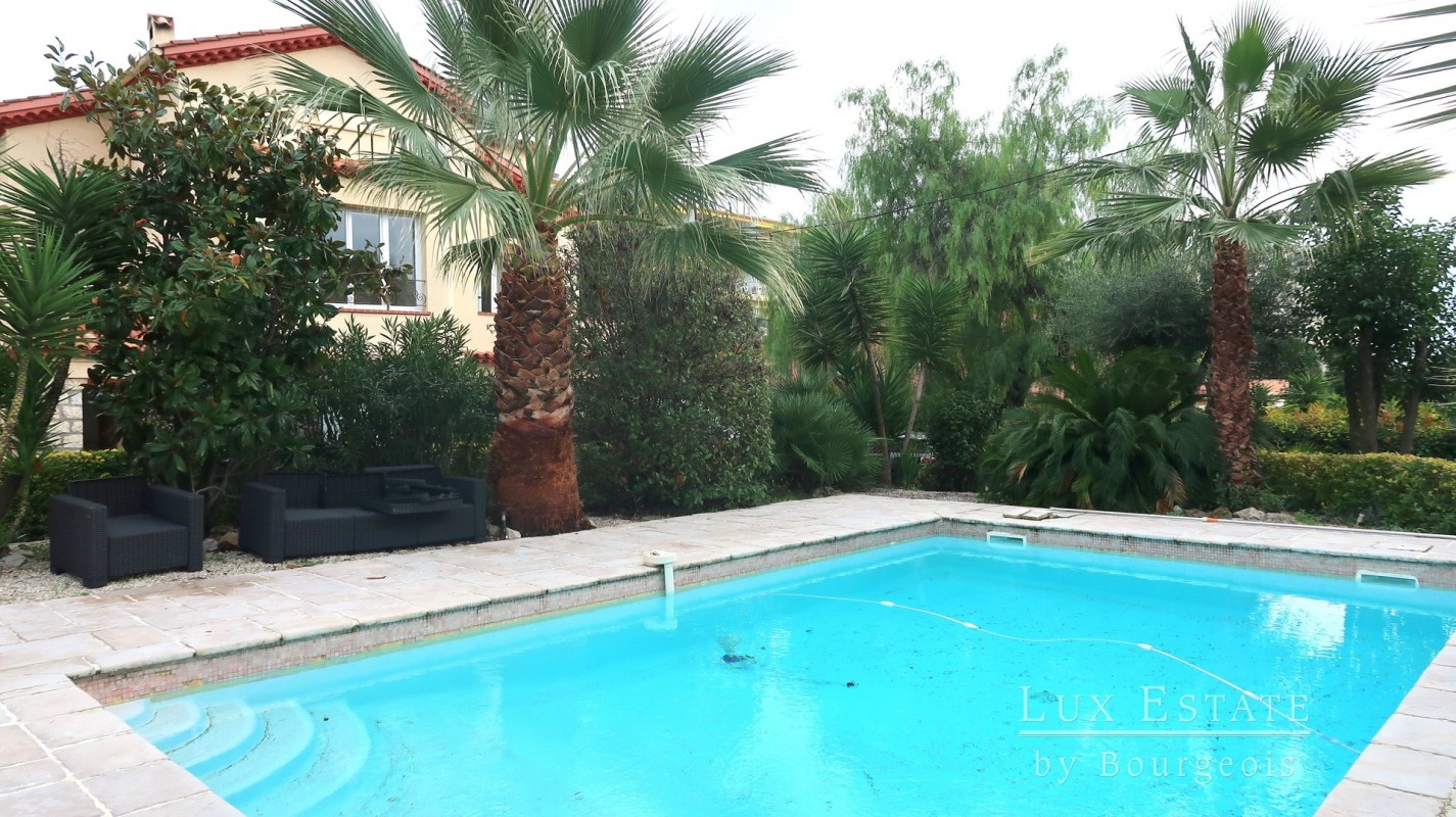 Pronájem bytu 4+1 141m&#178; 2 ložnice bazén, jižní orientace, západní orientace v Juan-les-Pins, Alpes Maritimes, Francii. Pronájem bytu 141m&#178; v Juan-les-Pins - Francii. Největší nabídka dlouhodobých pronájmů - Francii. Nemovitost je pronajímána Lux Estate by Bourgeois Mougins v Juan-les-Pins Francii 1700 EUR 28.1.2020, 1703381