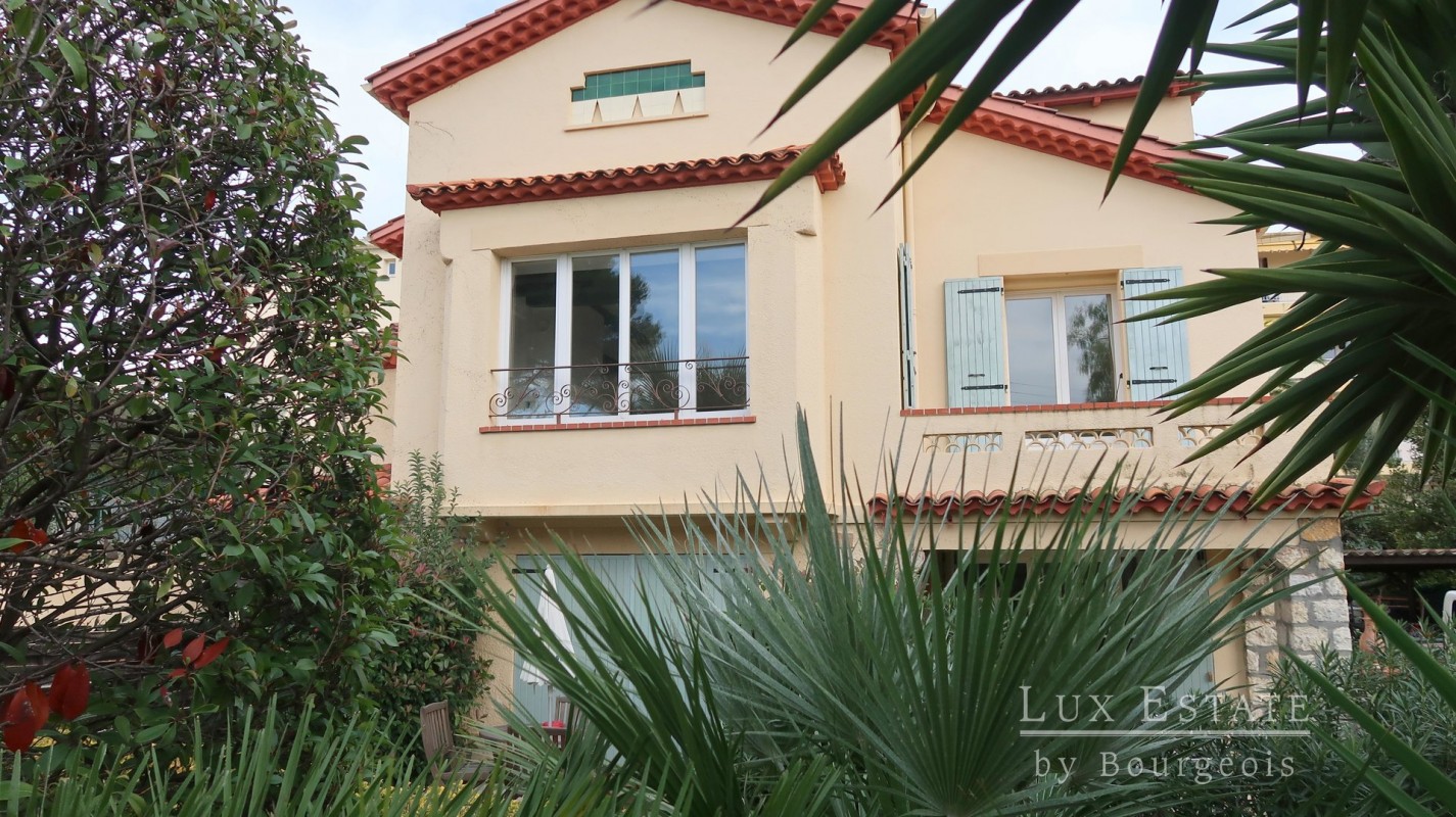 Pronájem bytu 4+1 141m&#178; 2 ložnice bazén, jižní orientace, západní orientace v Juan-les-Pins, Alpes Maritimes, Francii. Pronájem bytu 141m&#178; v Juan-les-Pins - Francii. Největší nabídka dlouhodobých pronájmů - Francii. Nemovitost je pronajímána Lux Estate by Bourgeois Mougins v Juan-les-Pins Francii 1700 EUR 28.1.2020, 1703381